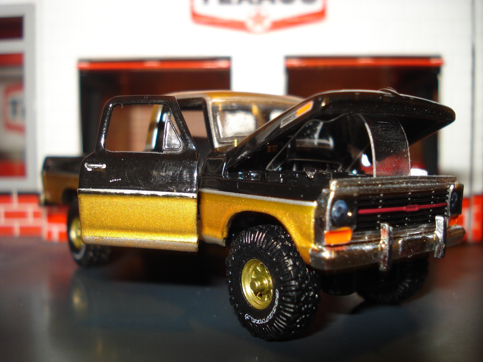1969 FORD F-100 RANGER 4X4 LONG BOX PICKUP CUSTOM LIMITED EDITION 1/64 M2