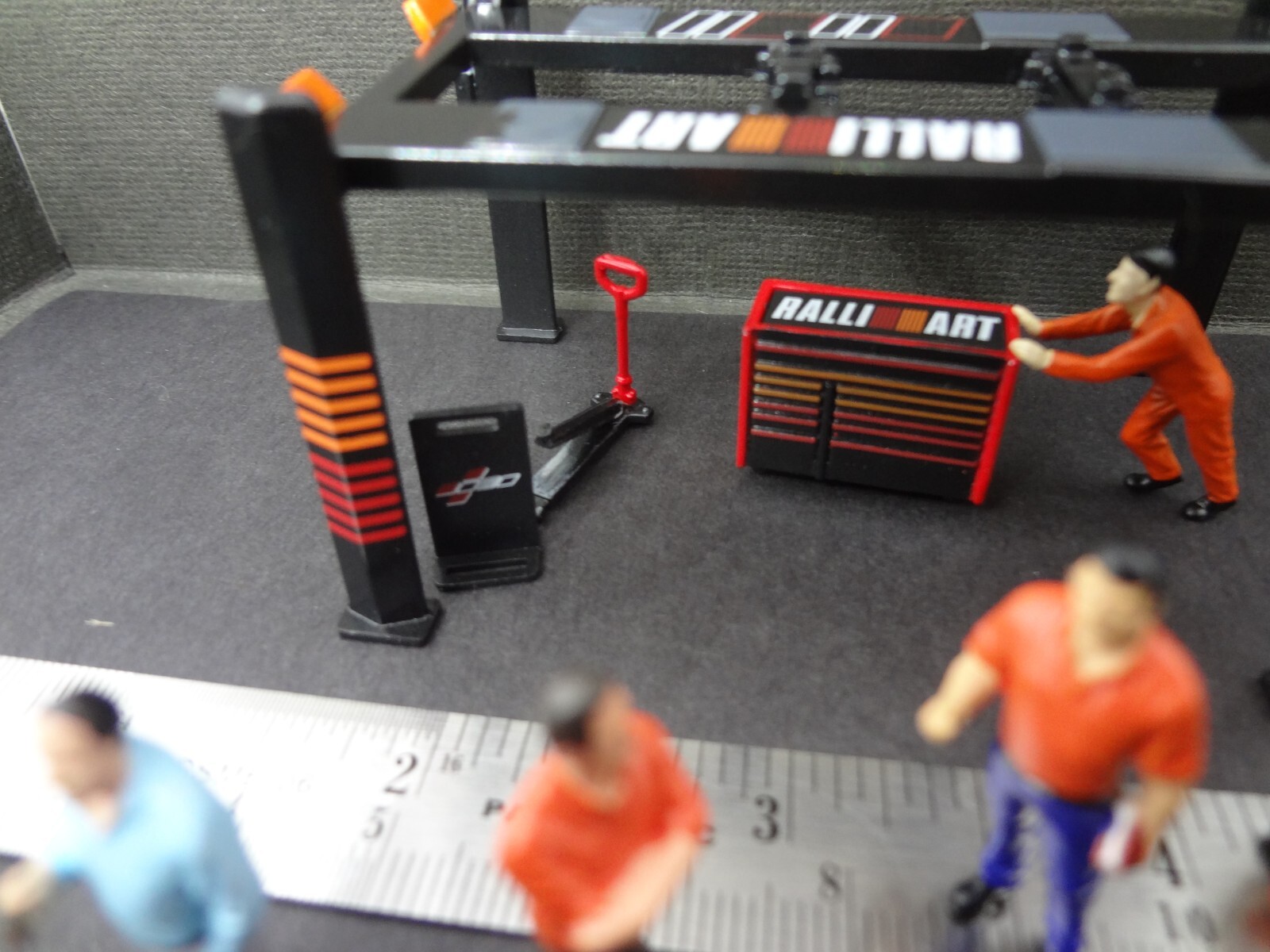 1:64 black/red/orange Garage tool set w/ mechanics & bossmen figures+ stickers