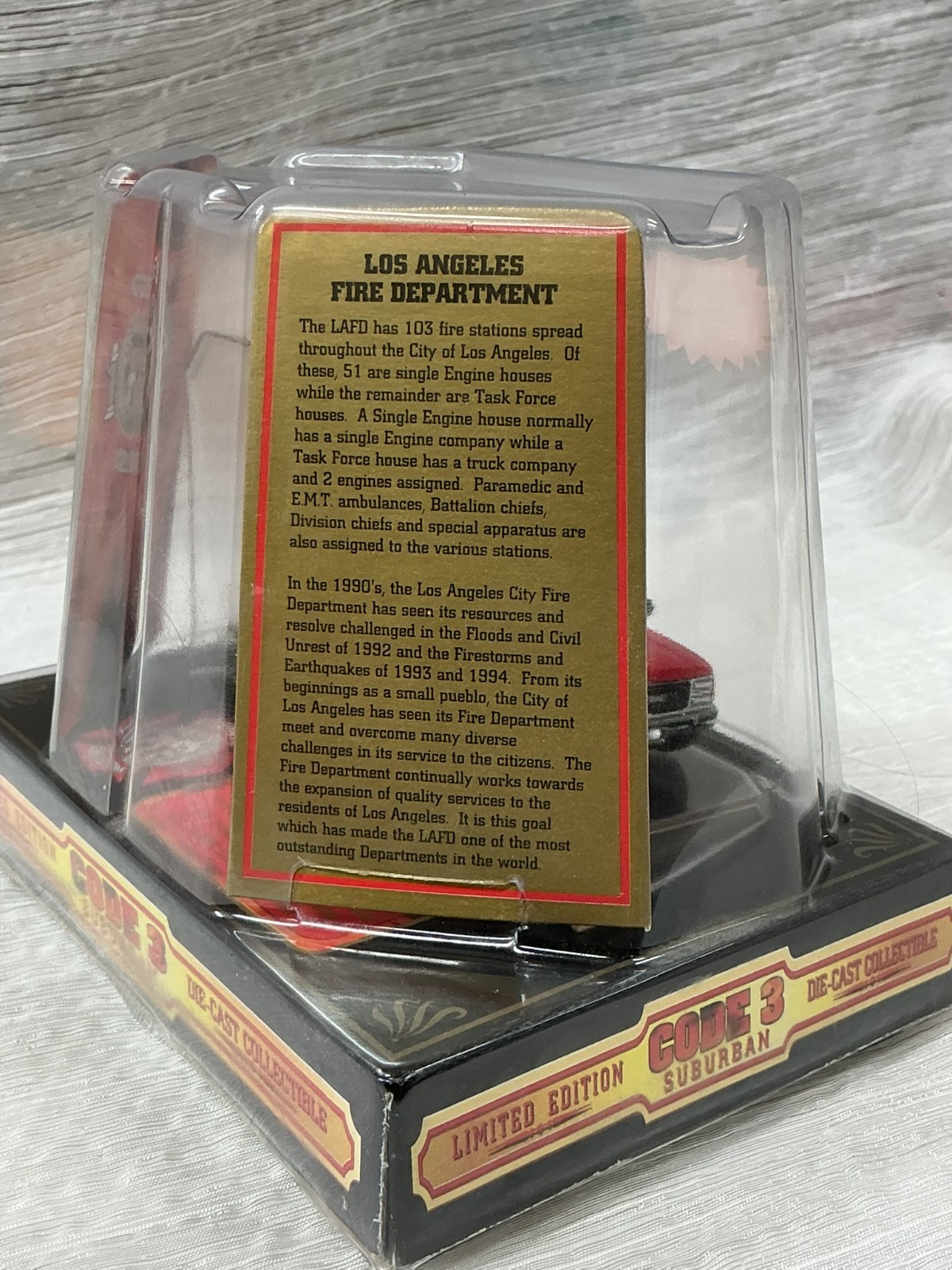 1/64 Code 3 Collectibles LA City Fire Dept. 1998 GMC Suburban Battalion 4#12400