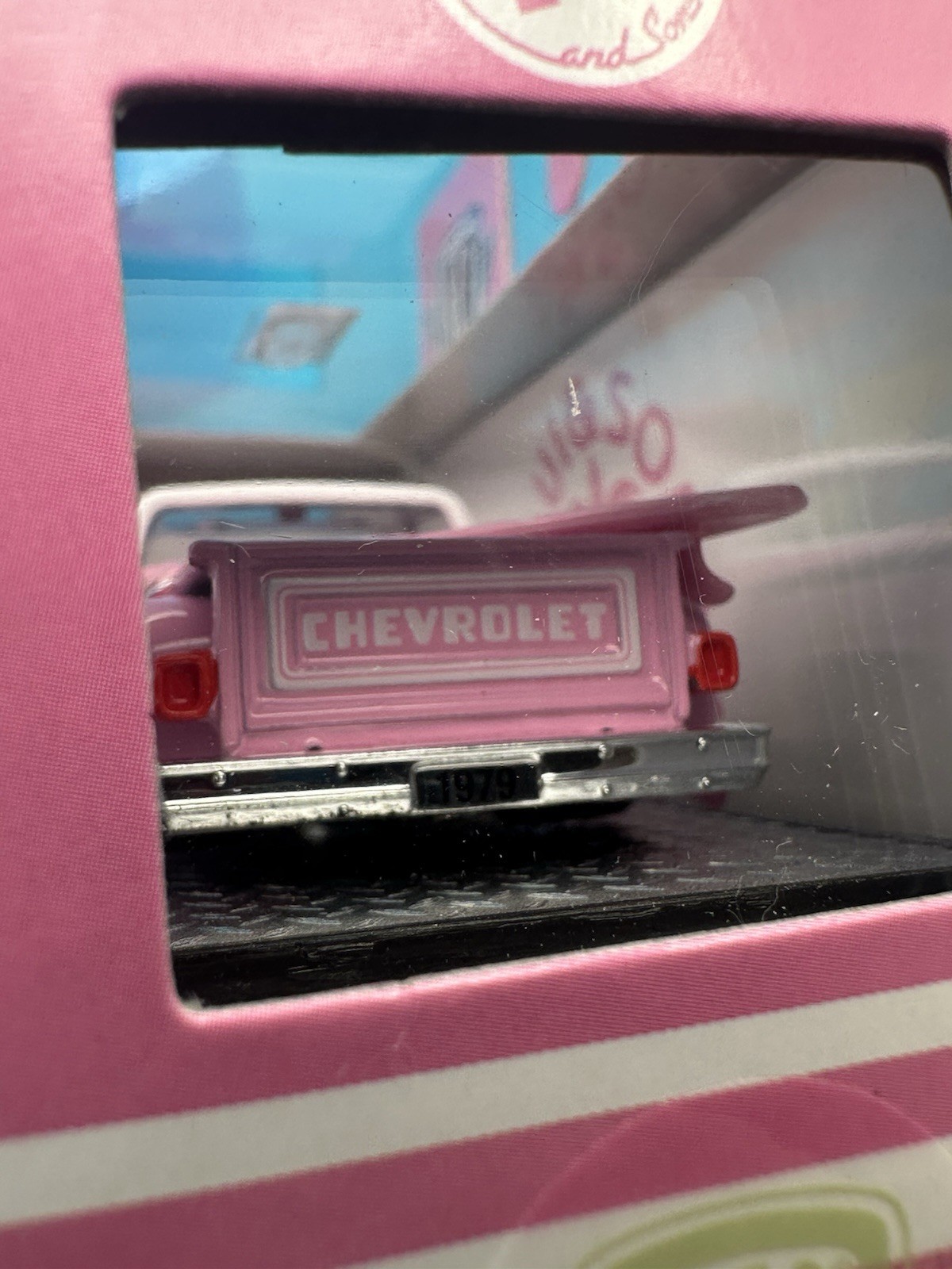 M2 Machines 1979 Chevrolet Silverado Stepside Maui & Sons Pink W/Surfboard K1