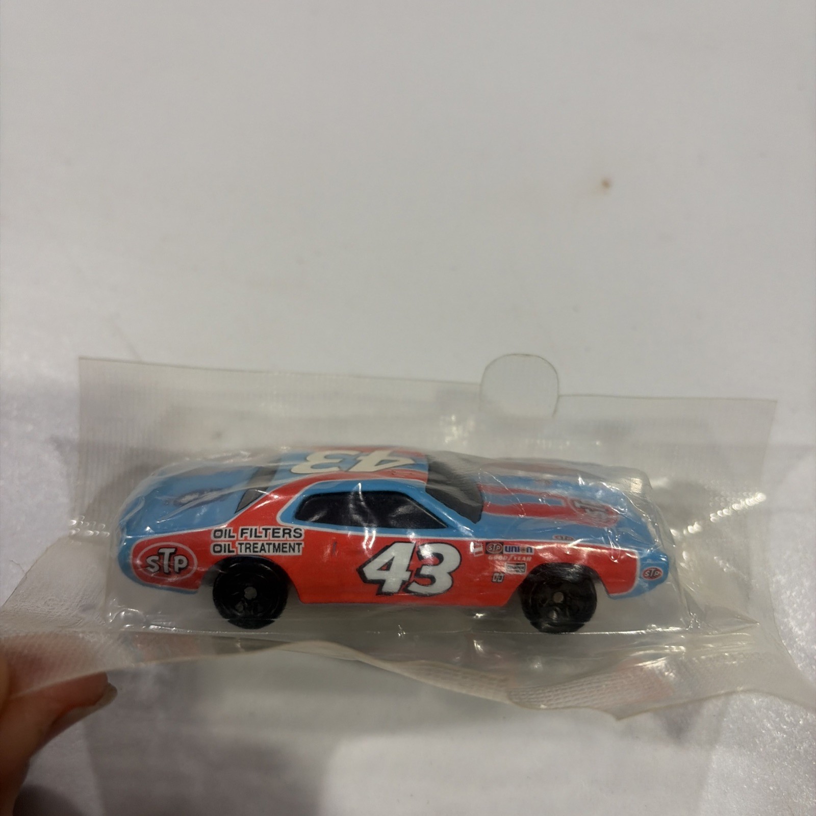 Hot Wheels – 74 Dodge Charger #43 STP -Salute To Richard Petty -Sealed Vintage
