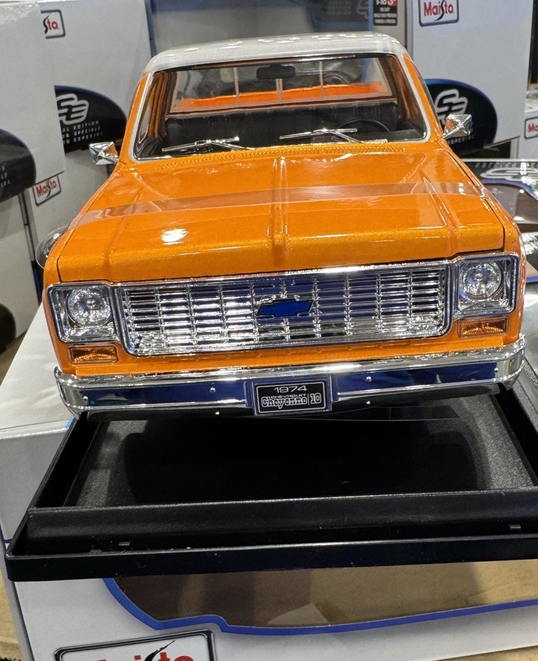 Maisto 1974 Chevrolet C10 Cheyenne Super 1:18 Diecast Orange/White Opening