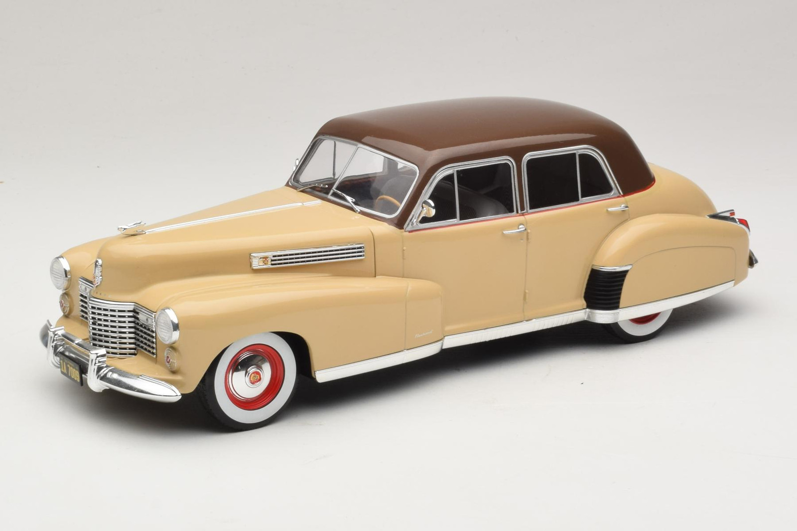Cadillac Fleetwood Series 60 Special 1:18 Beige MCG | MCG18656