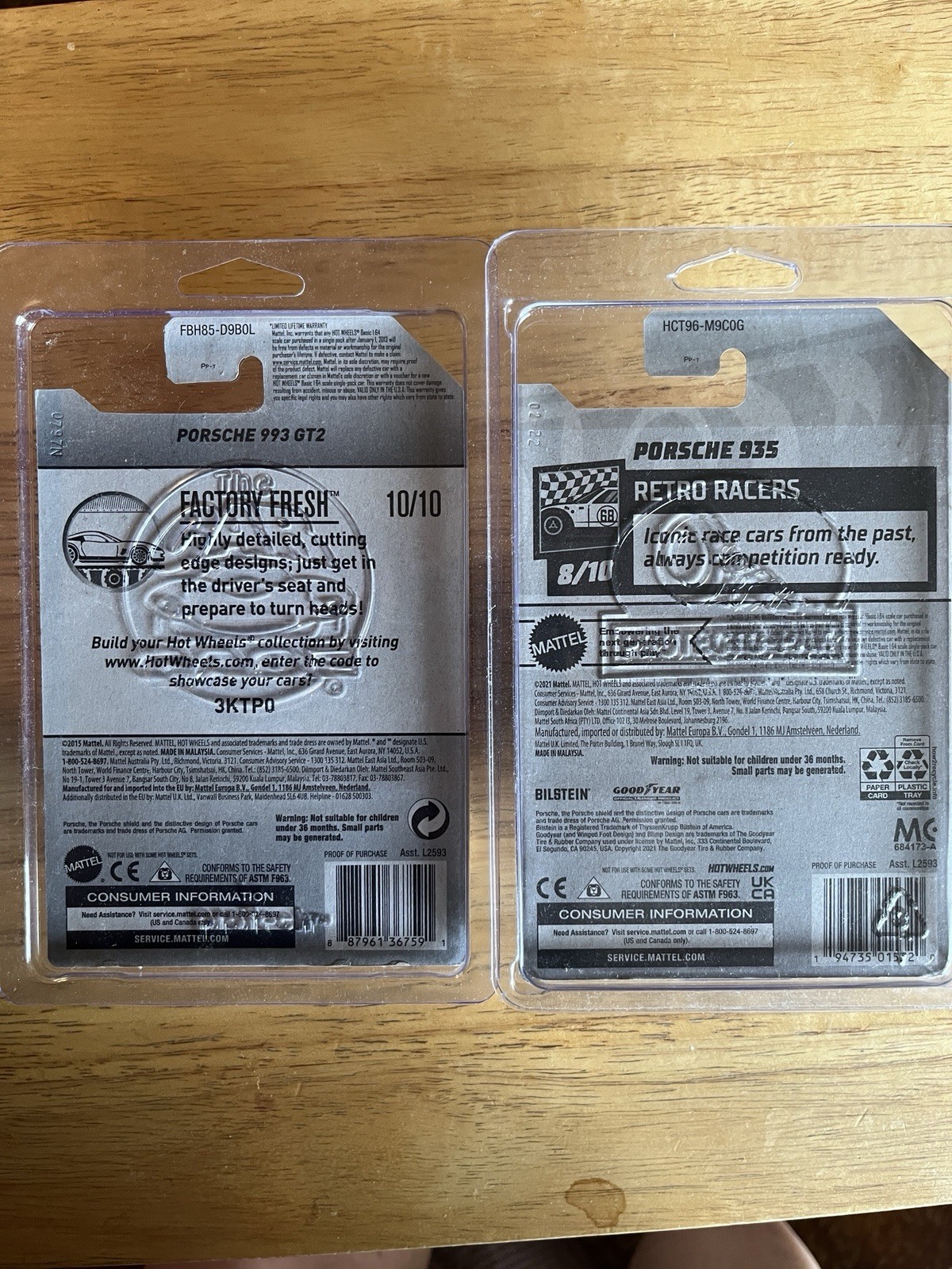 Hot Wheels – 2 – Porsches 993 GT2, ZAMAC Silver & 935 Blue In Plastic Protectors