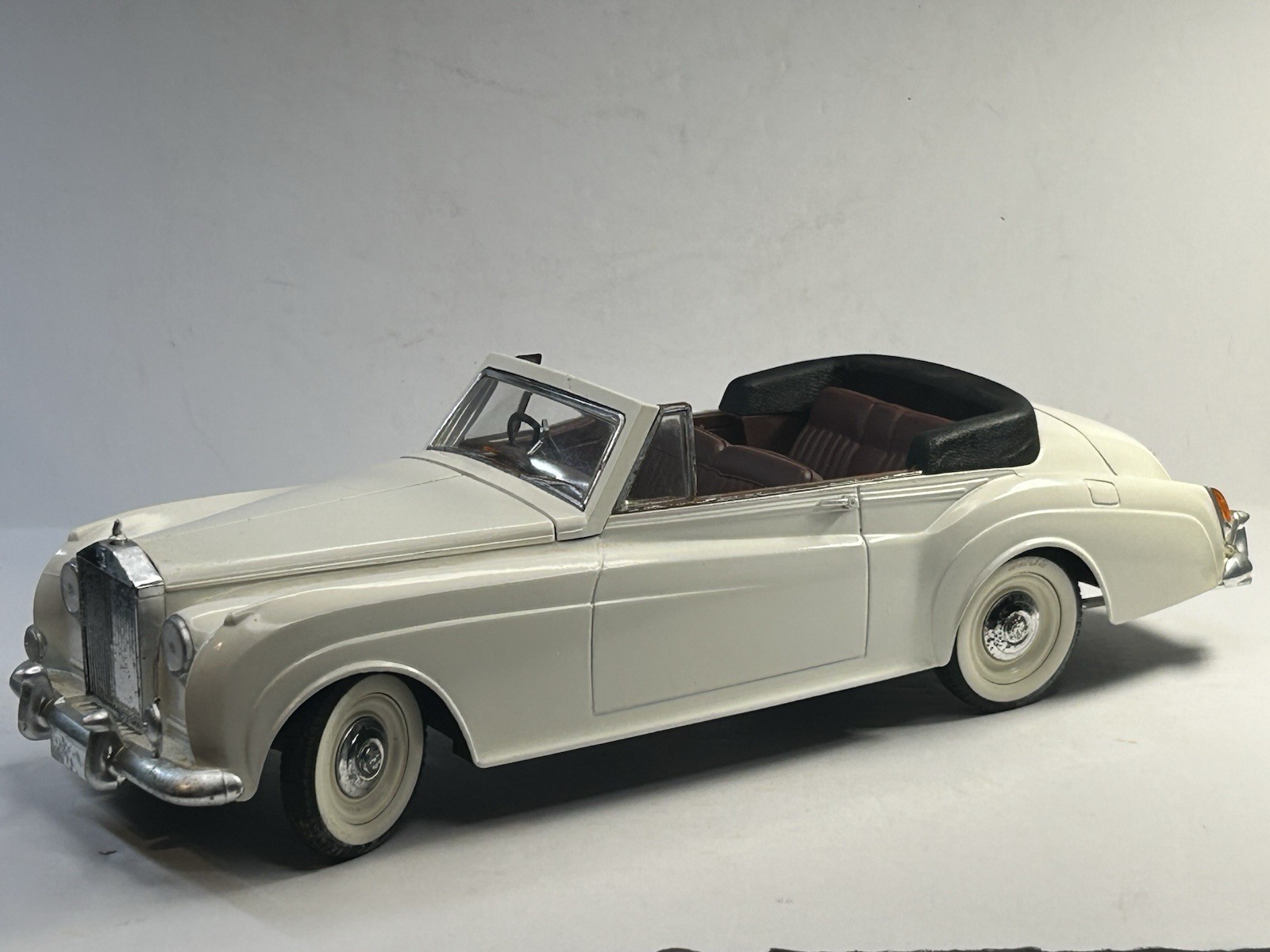 Solido 1961 Rolls Royce Silver Cloud ll White 1:20 Die Cast #3006 (1988)