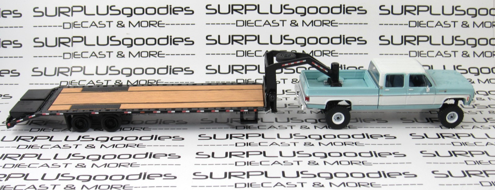 IXO 1:64 LIFTED 1978 CHEVROLET SILVERADO K30 Crew Cab Pickup w/Gooseneck Trailer