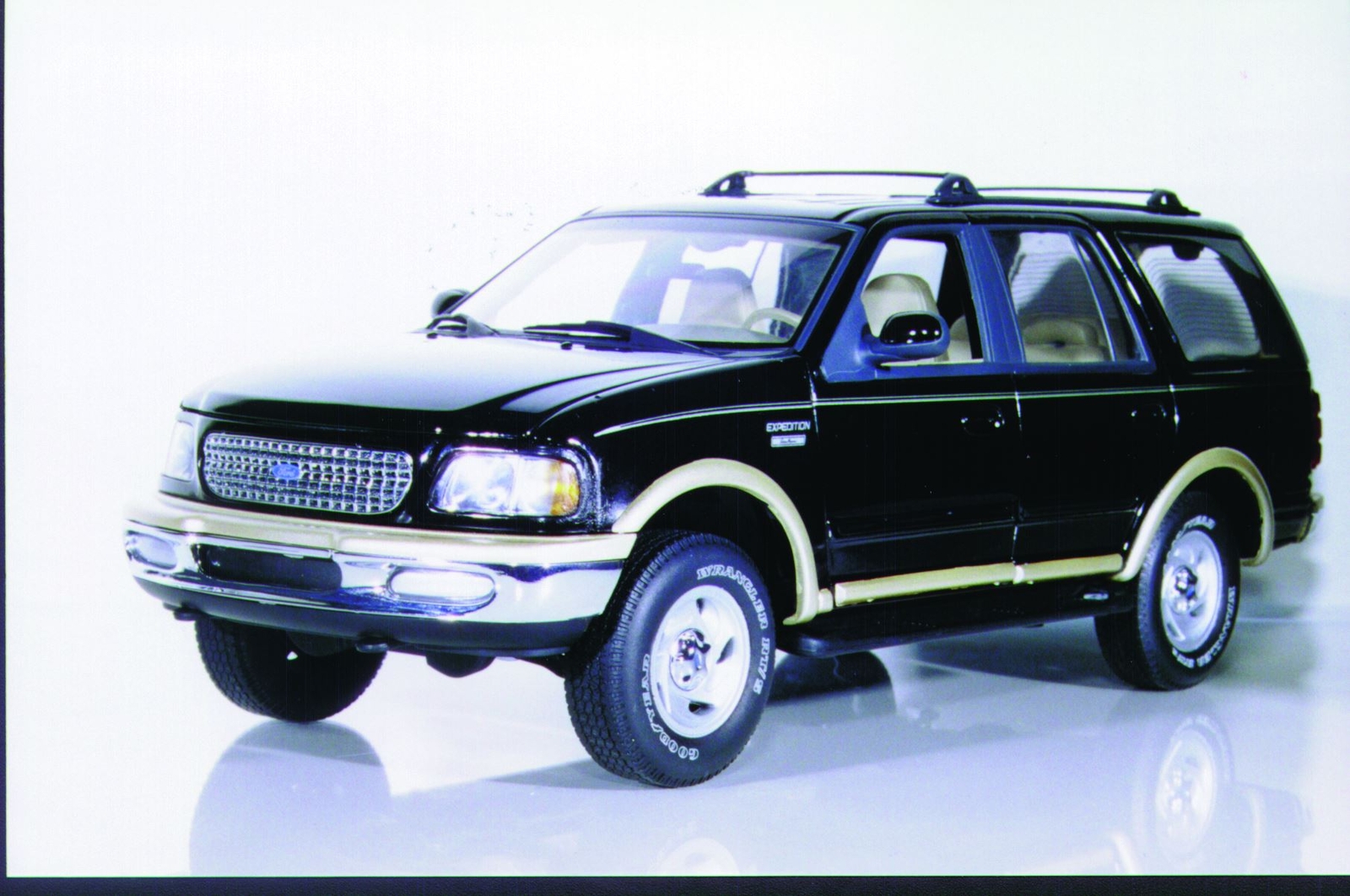 1:18 UT Models Ford Expedition Eddie Bauer black, blue, red, silver MIB