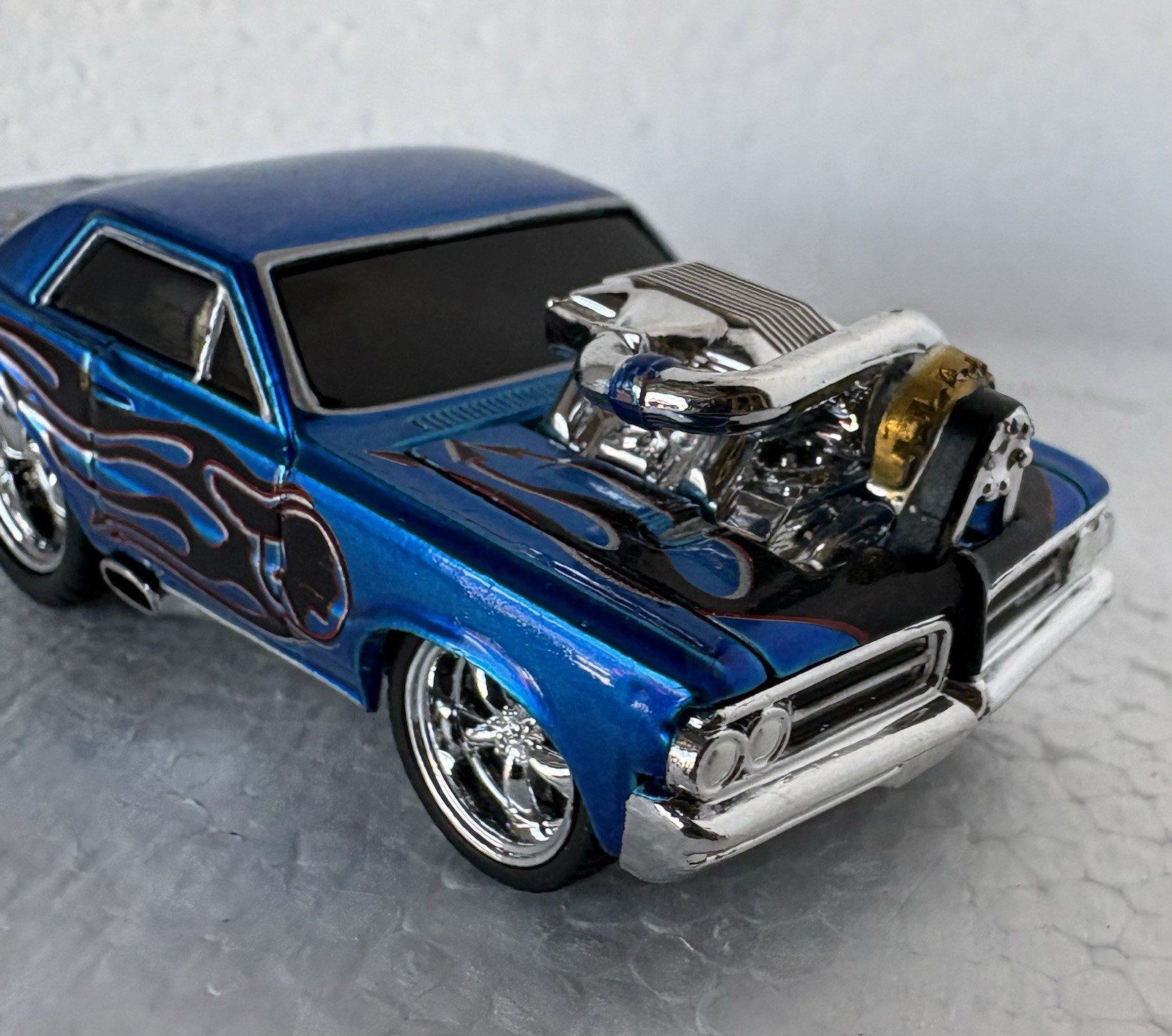 Muscle Machines 1965 Pontiac GTO Blue w/ Flames Chrome Blower 1/64 Diecast Car