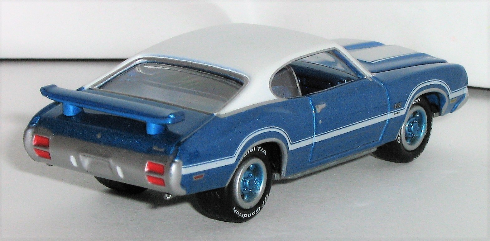 1/64 = 1972 OLDSMOBILE / OLDS CUTLASS 442 W-30 / Rubber Tire Car _ FREE SHIPPING