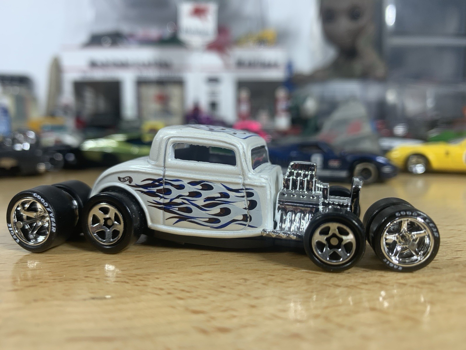 Hot Wheels ’32 Ford Pearl White with Flames Hot Rod Custom Wheel Swap Loose