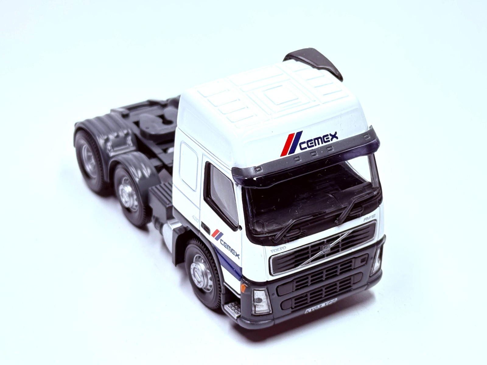 CORGI VOLVO FM TRACTOR UNIT MODEL ONLY CEMEX 1:50 SCALE CC13518