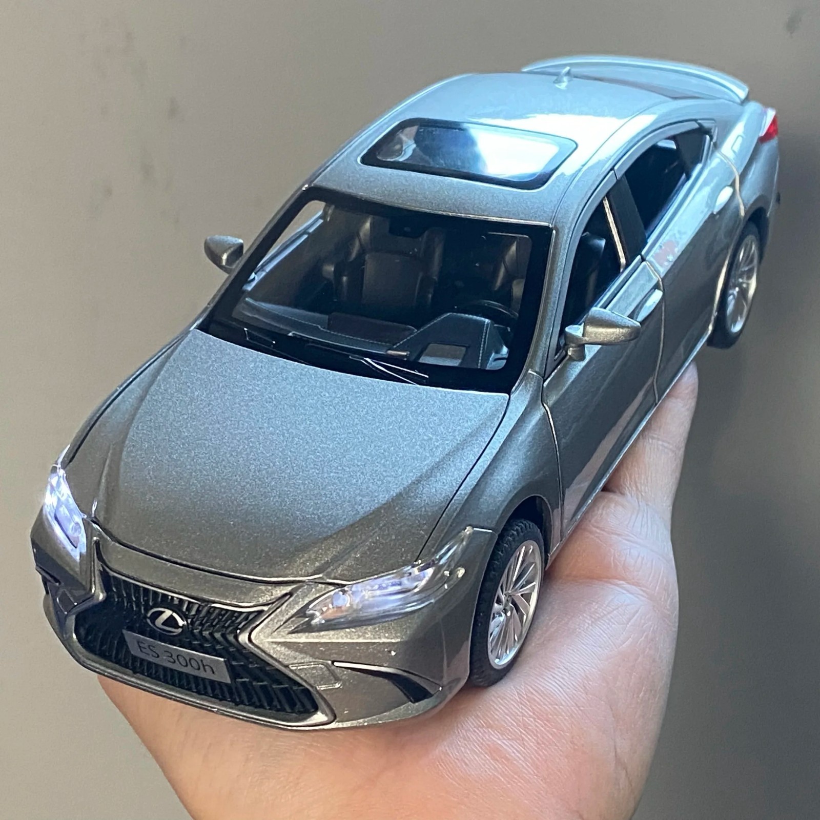 1:24 Lexus ES300 ES300h Alloy Diecast Car Model Sound Light Kid’s Collectibles