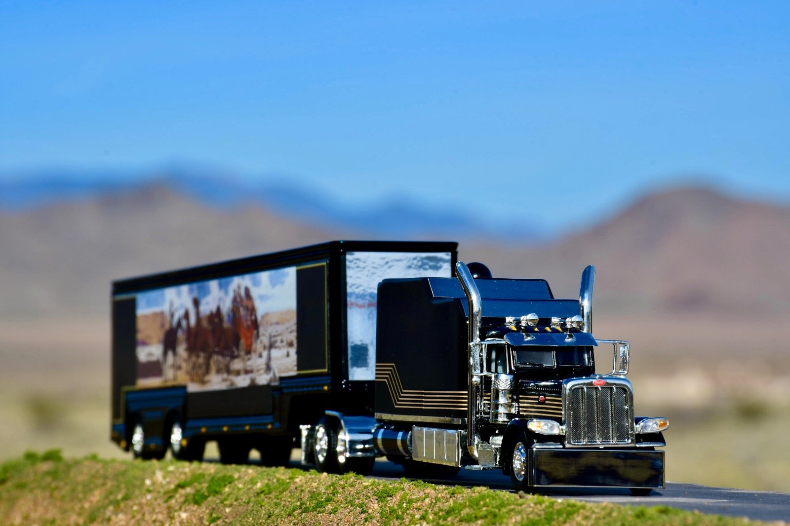 1/64 DCP Smokey and the Bandit Peterbilt 389 with standup custom built sleeper