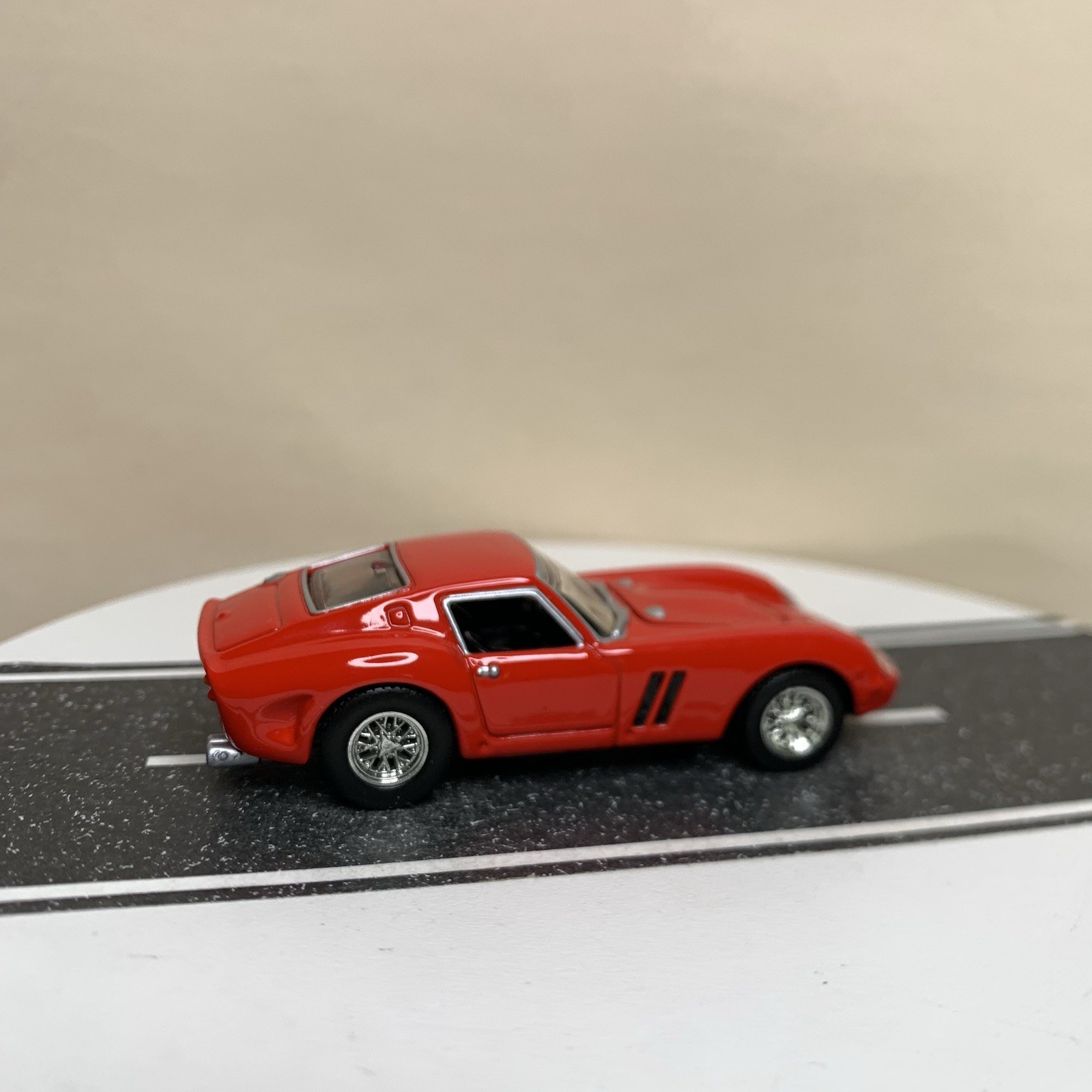 2005 Hot Wheels 100% Oil Can Showcase Series 1962 Ferrari 250 GTO Red 1:64 NM