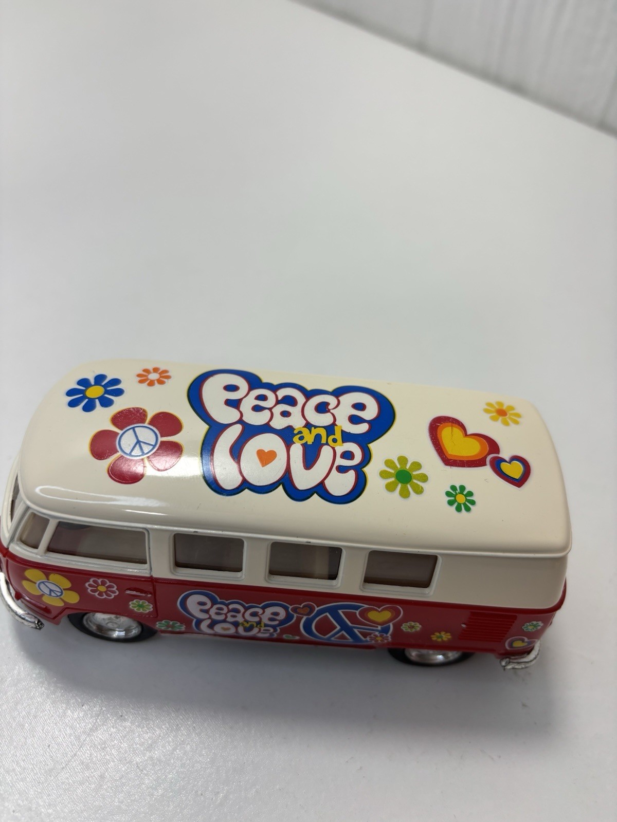 Kintoy Die-Casting 1962 5″ Red Volkswagen Peace & Love Hippie Bus 1:32 Pull & Go