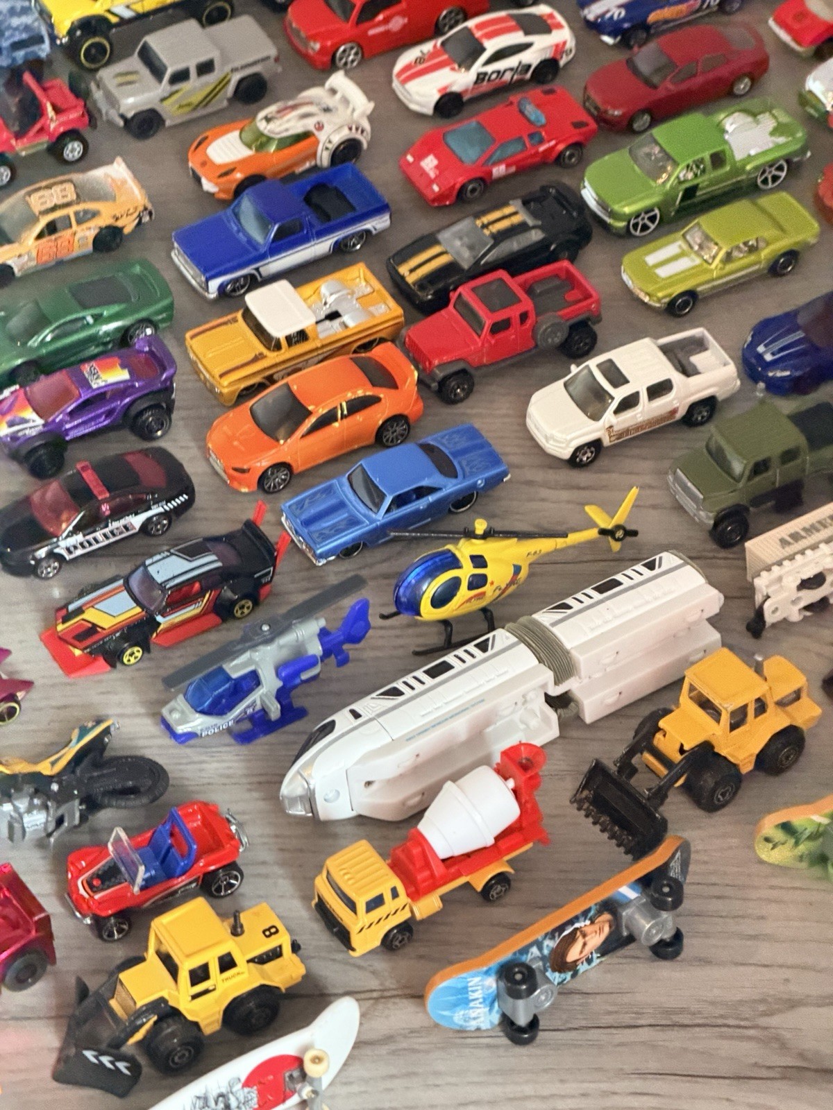 Large (126 pieces) collection of loose die-cast , plastic toy cars. Various size