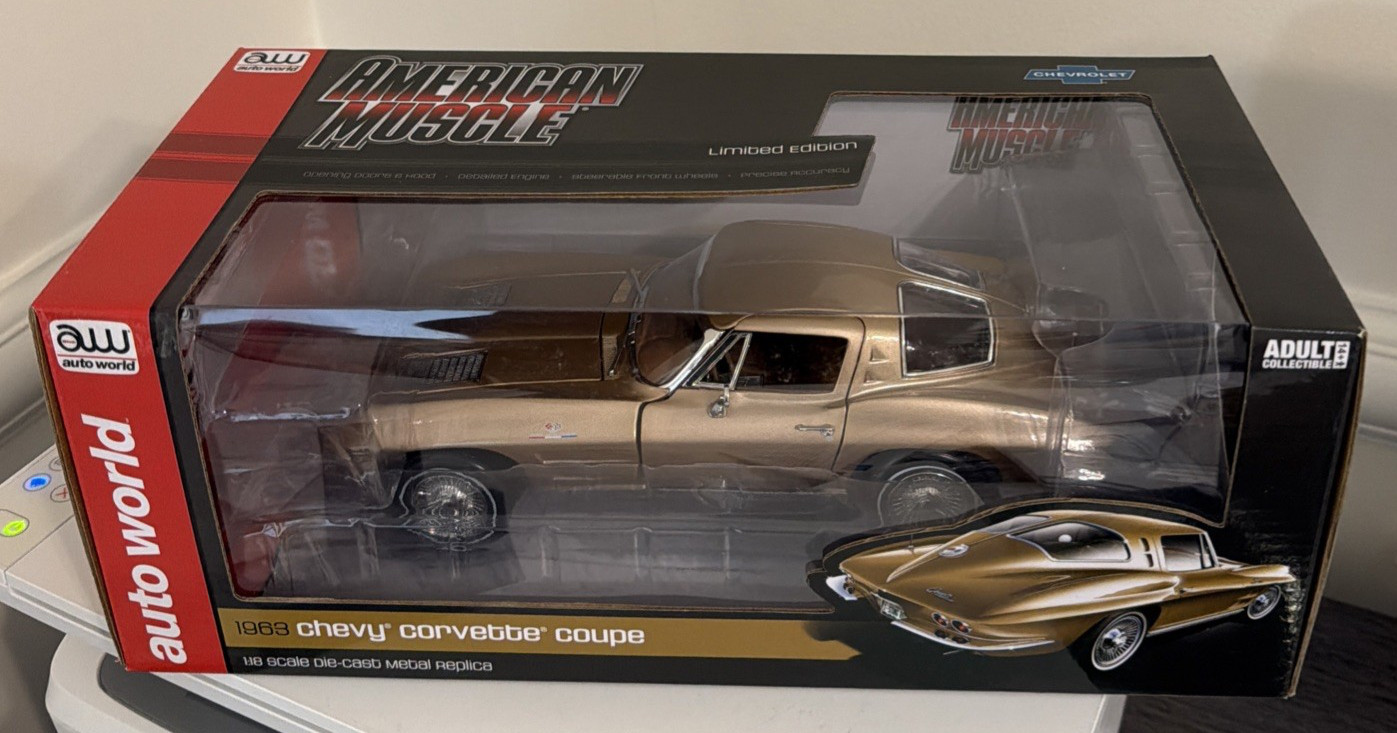 AW 1:18 AUTO WORLD- 1961 CHEVY CORVETTE COUPE DIE-CAST METAL