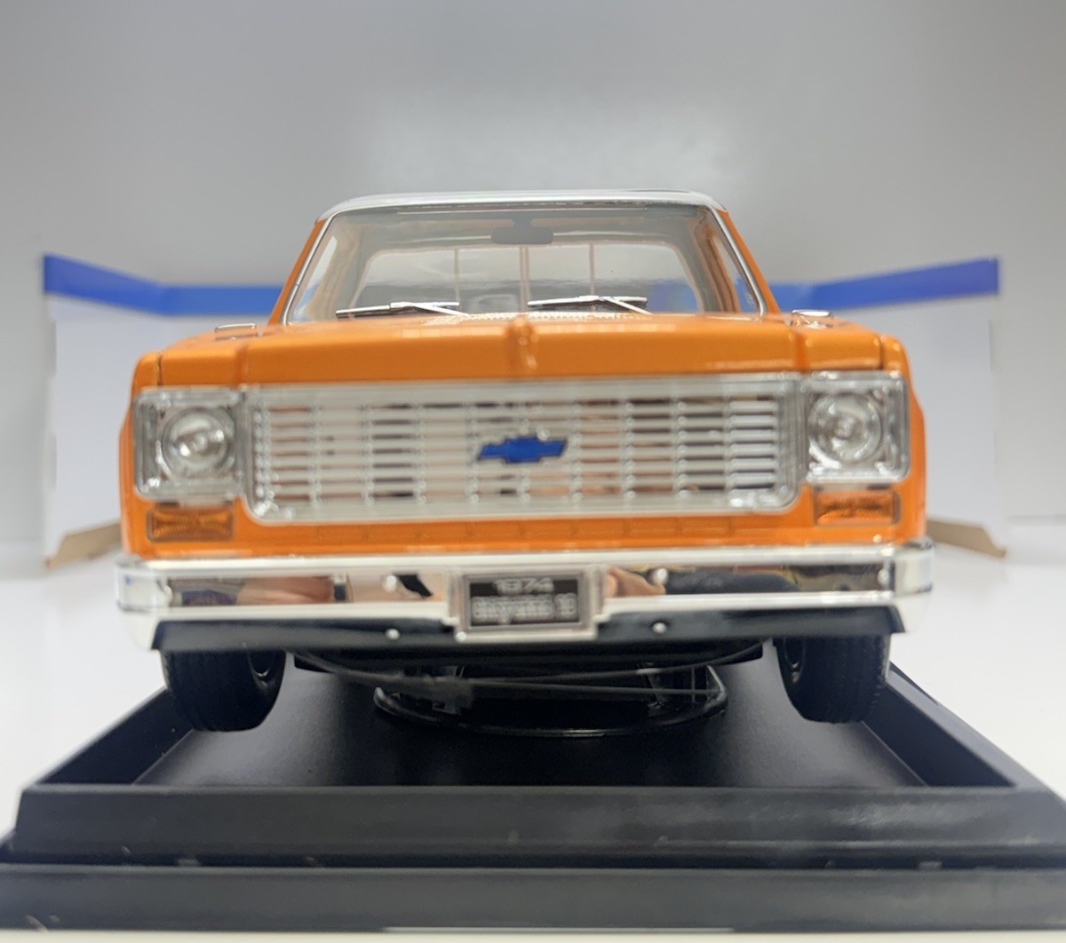 Maisto 1:18 1974 Chevrolet C10 Cheyenne Super Diecast Truck Orange/White Specia…