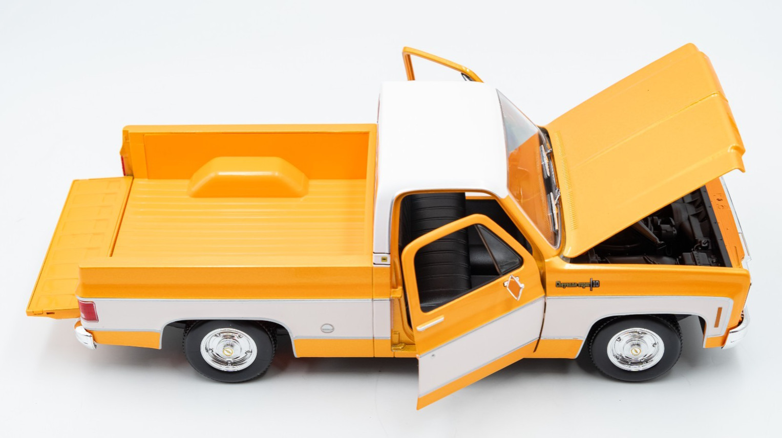 Maisto 1/18 Scale – 1974 Chevrolet C10 Cheyenne Super – Orange, White