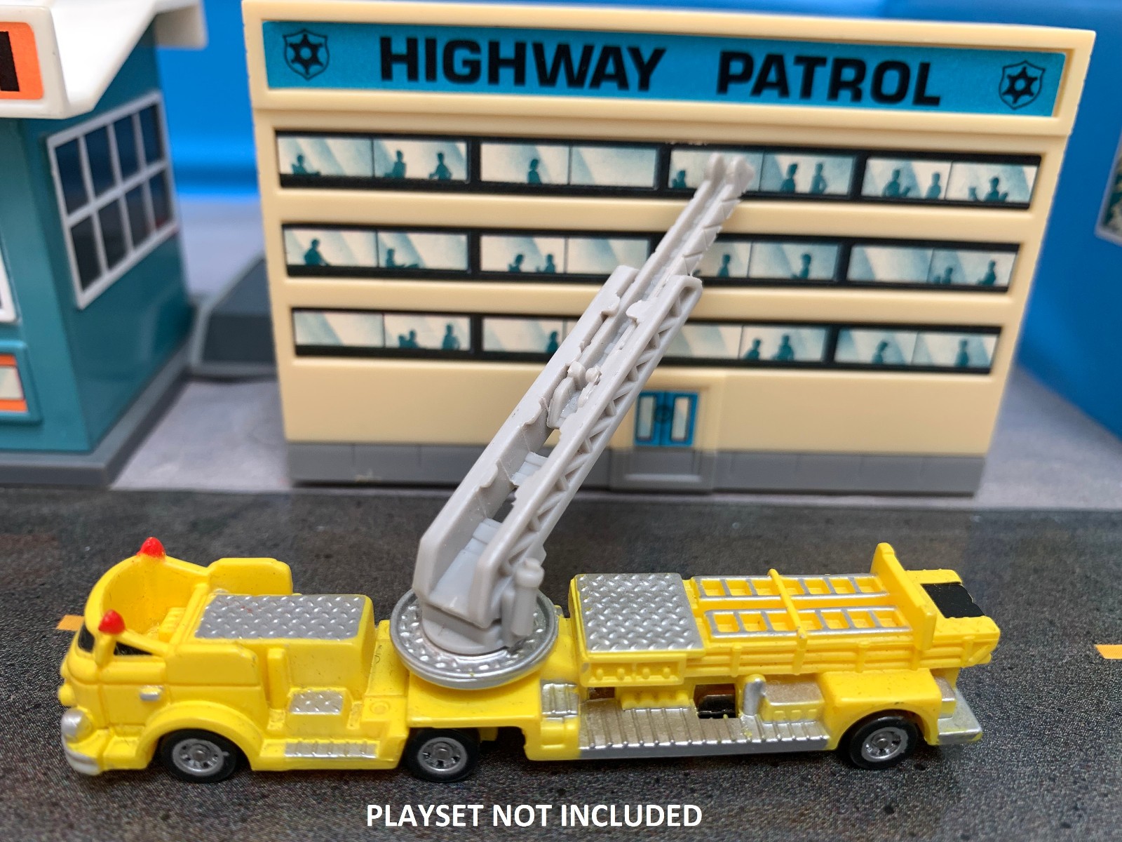 MICRO MACHINES SIZE N SCALE ARIAL FIRE LADDER TRUCK 1997 HOT WHEELS PLANET