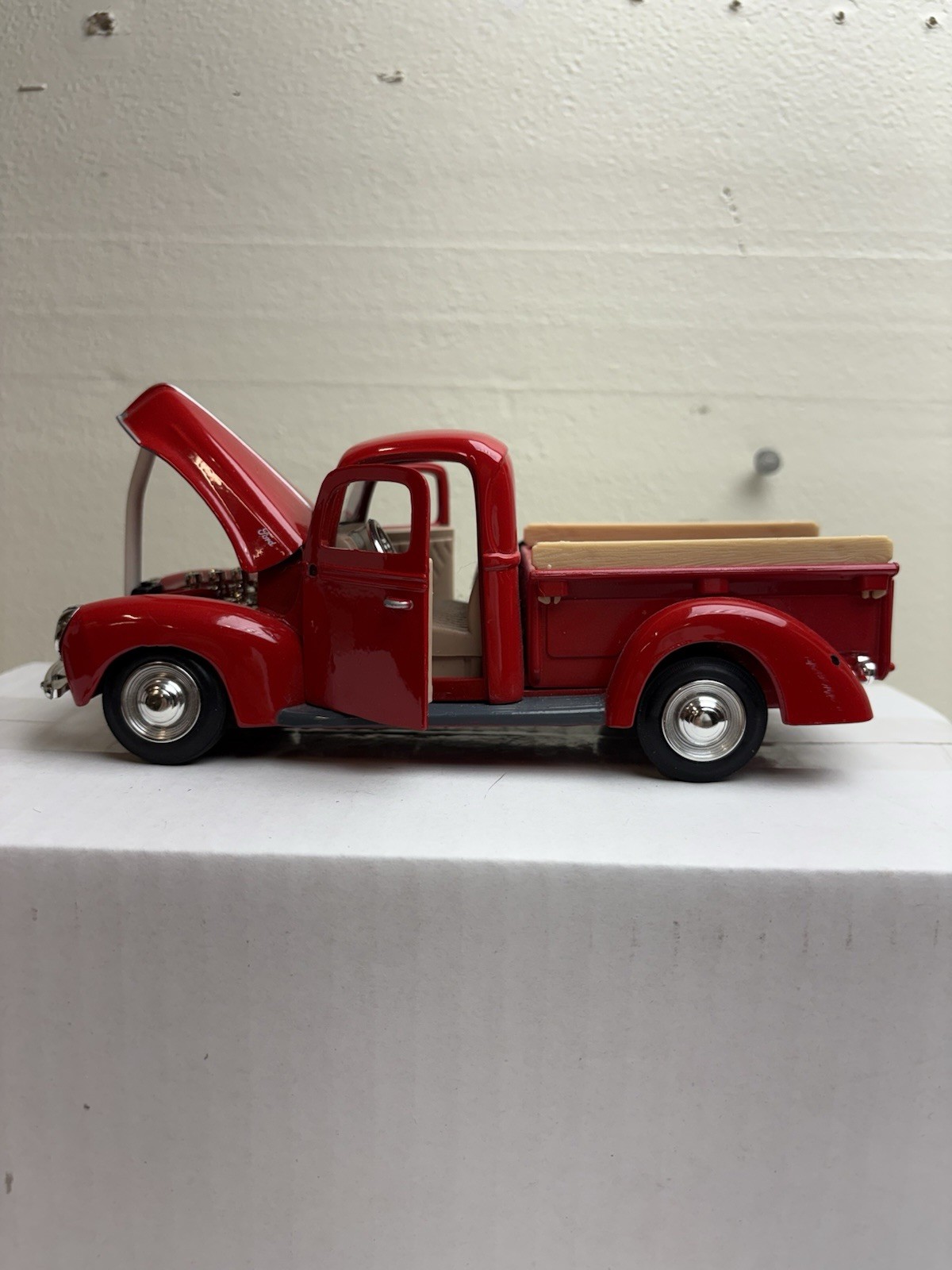 1940 Red Ford Pickup Truck – 1:24 Scale Diecast Motormax, No. 68062