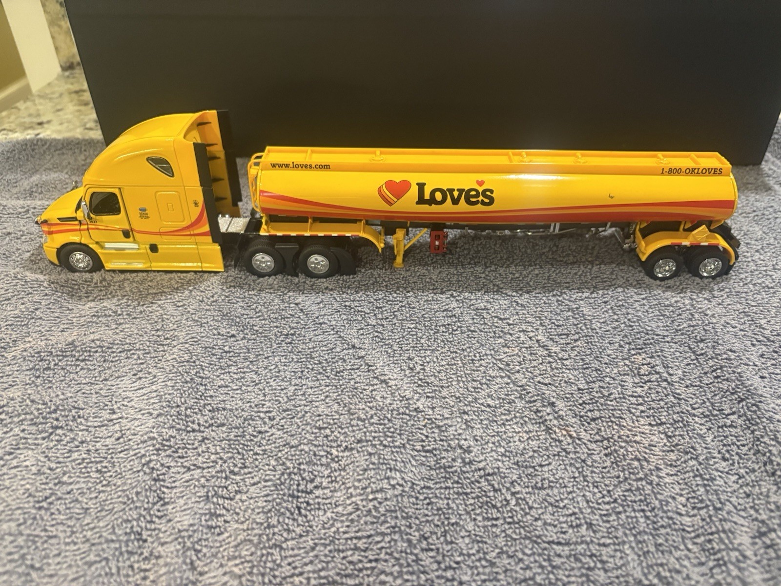 1:50 Diecast Fuel Tanker