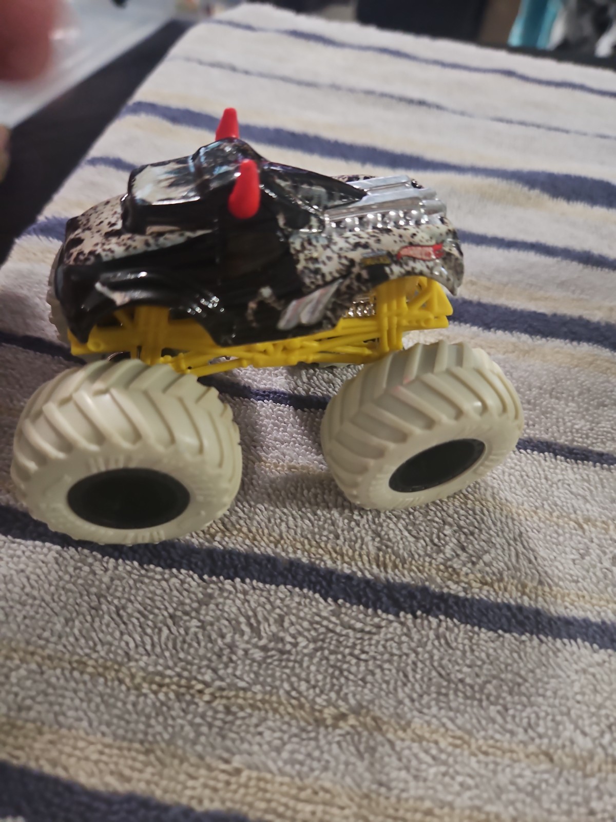 ~~•RARE~~~~MONSTER JAM “STEER CLEAR”™ 1/24 DIE-CAST BY HOT WHEELS™