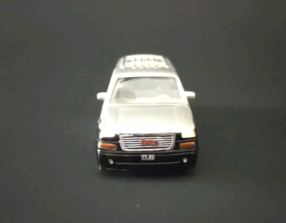 Jada Dub City 2002 GMC Yukon Denali Silver Black Flames 1:64 Diecast