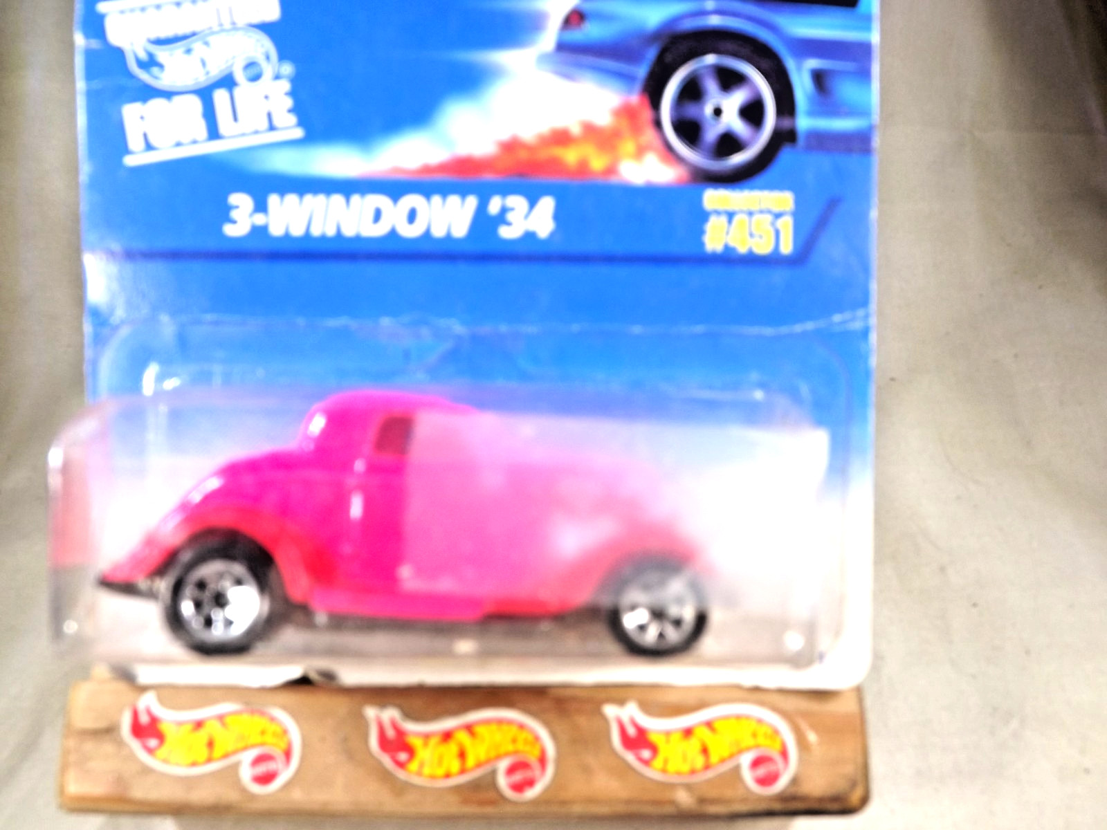 1995 Hot Wheels Blue/White Card – Collector #451 3-WINDOW ’34 Pink w/Chrome 7 Sp
