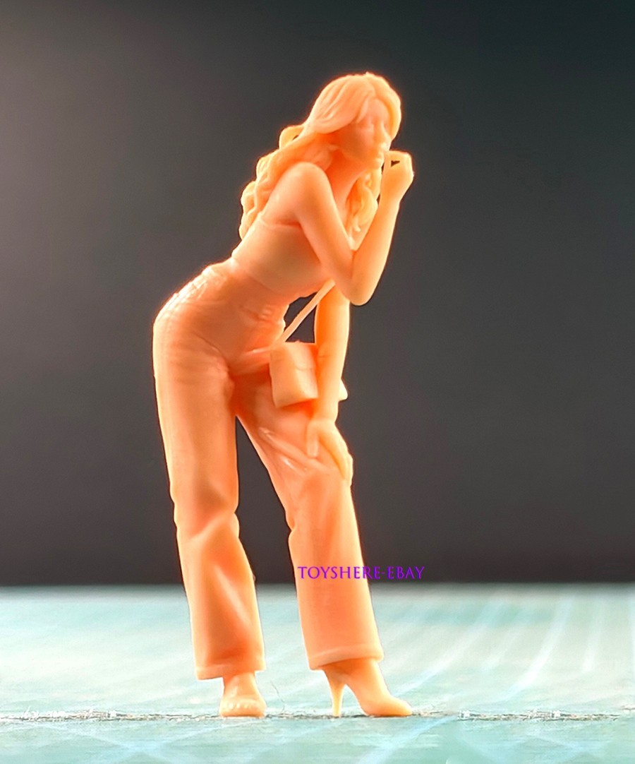 1/87 1/64 1/43 Unpainted Figurine A Stylish Woman Applying Lipstick to CAR Mirro