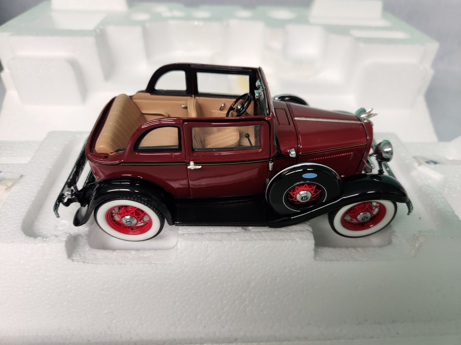 Franklin Mint 1/24 Diecast 1932 Ford V8 Bonnie and Clyde’s BOX AND ALL PAPERS