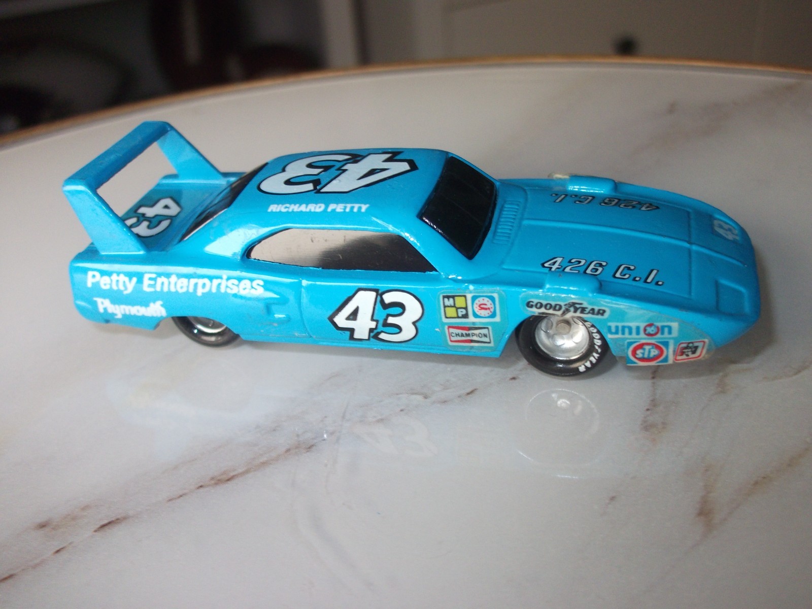 RICHARD PETTY VINTAGE MODEL 1970 PLYMOUTH SUPERBIRD RACING CHAMPIONS 1/64 CAR