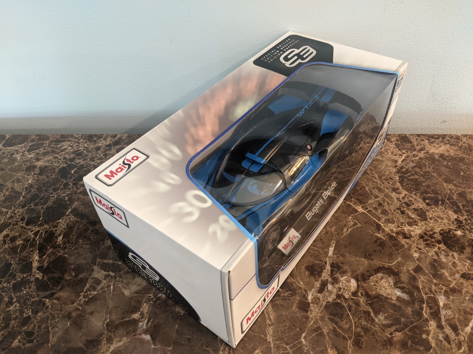 BUGATTI BOLIDE-Maisto SE-Blue/Black-1:18 + Hot Wheels Euro-Speed car-1:64