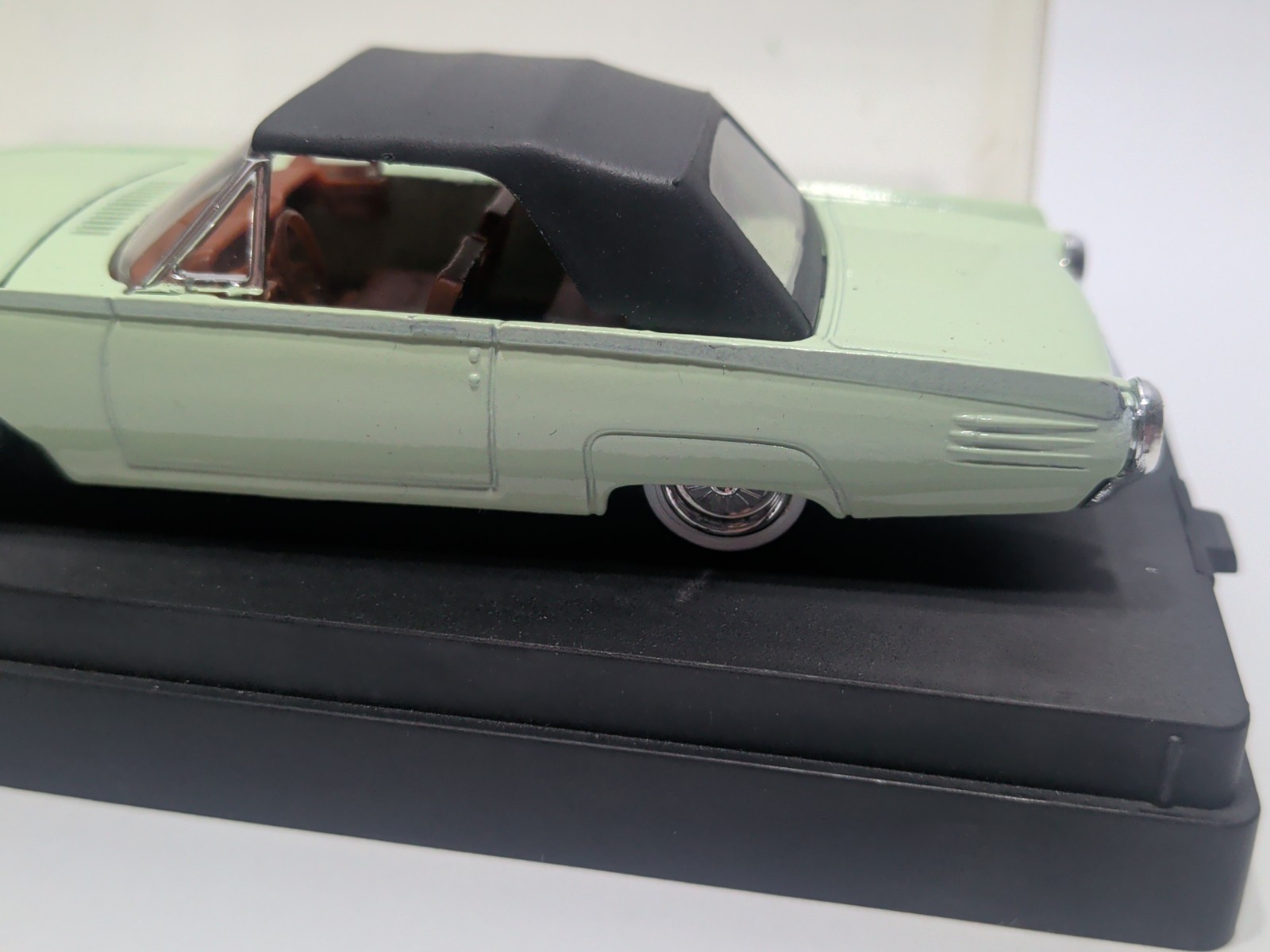 ✨VINTAGE✨ Solido Age d’or #4505 1961 Ford T-Bird in Display Case 1/43 Scale