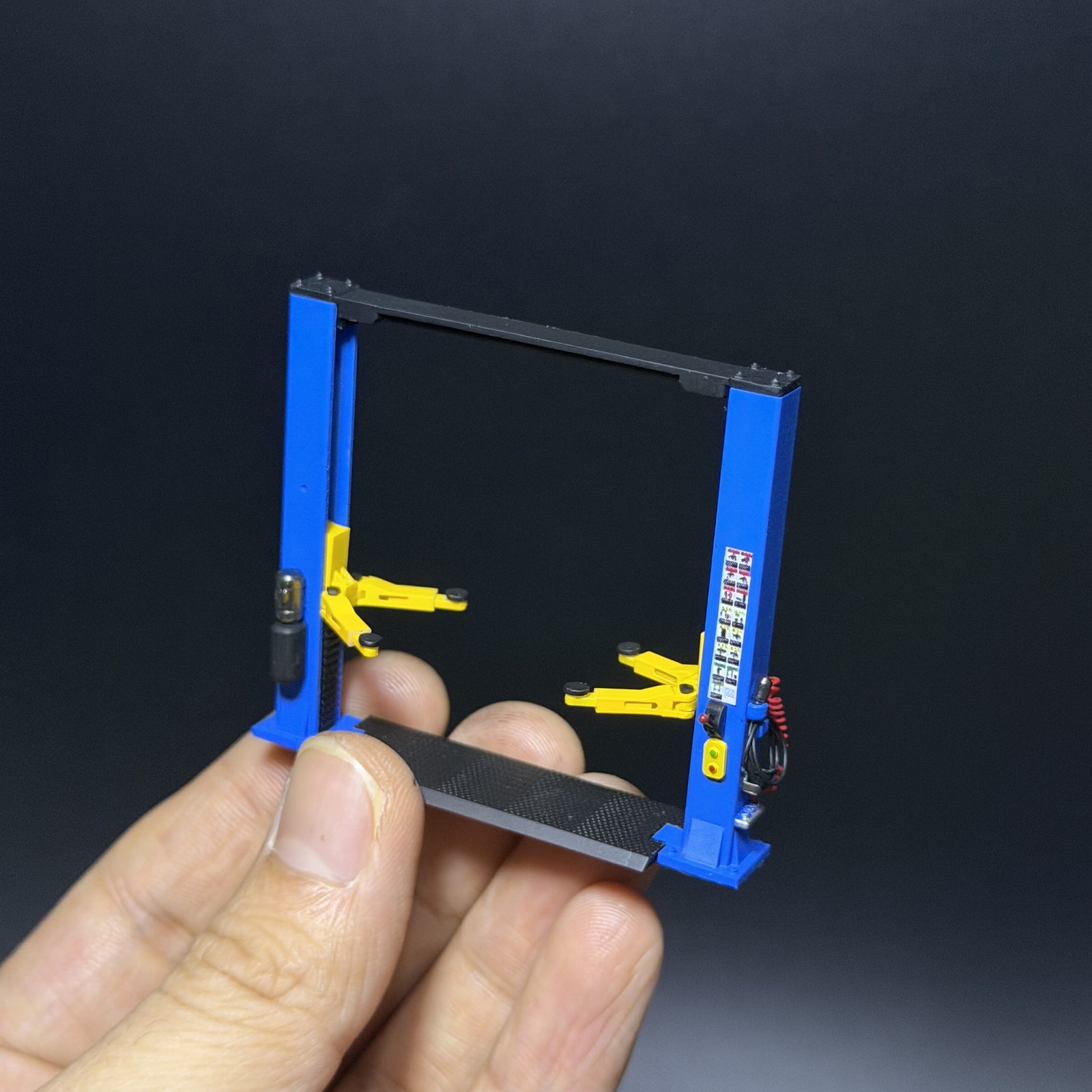 Diorama 1:64 Lift Dragon Model Adjustable Height Angle Garages Repair Scene Prop