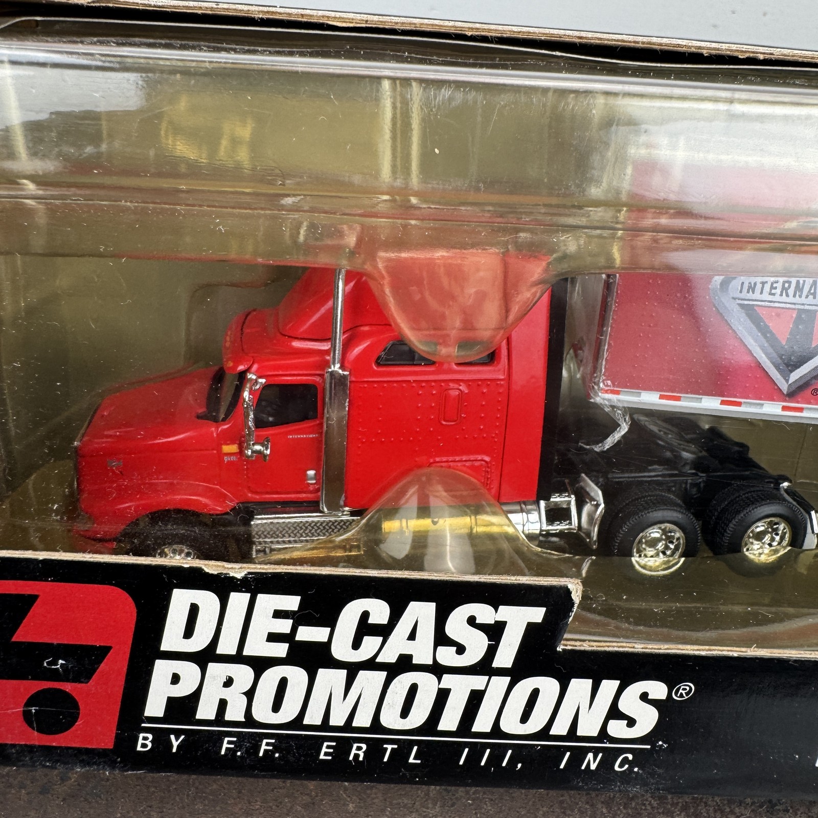 DCP INTERNATIONAL Chatham Plant 1:64 International 9400 Truck w/ Trailer #30393
