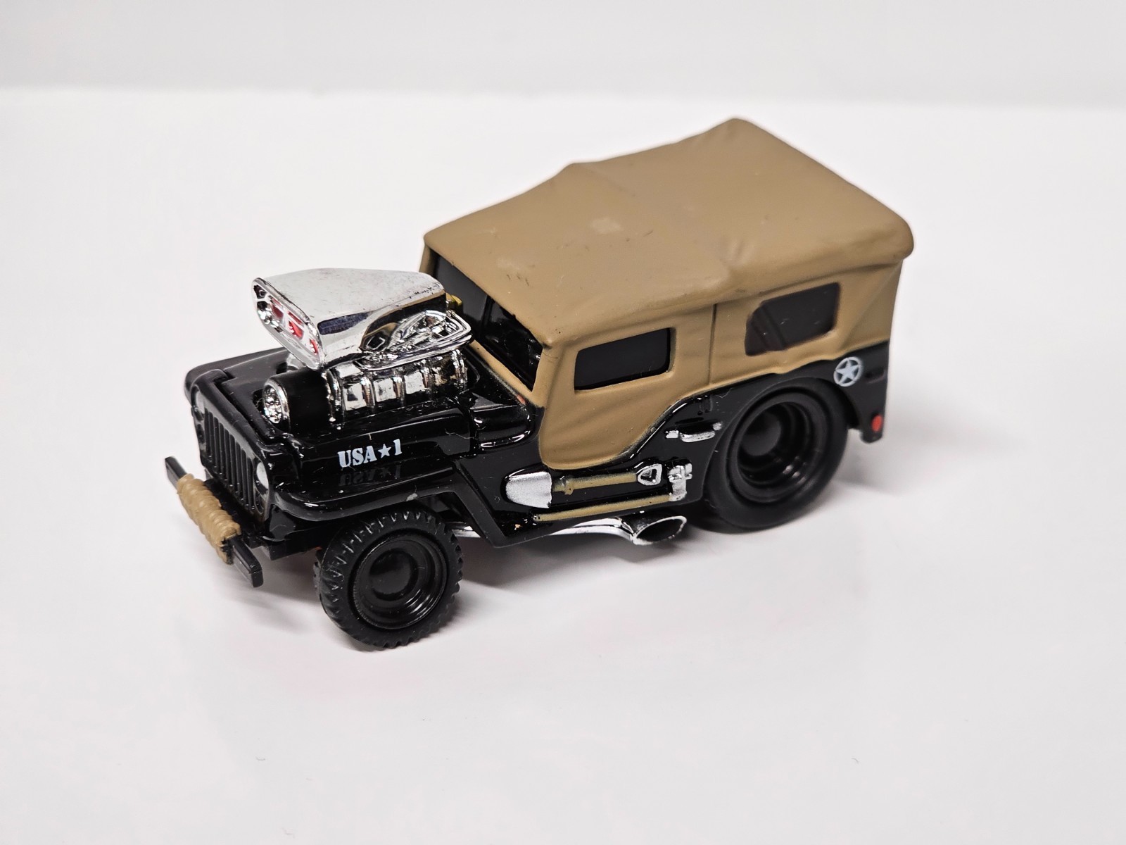 Muscle Machines Jeep Black & Tan 1/64