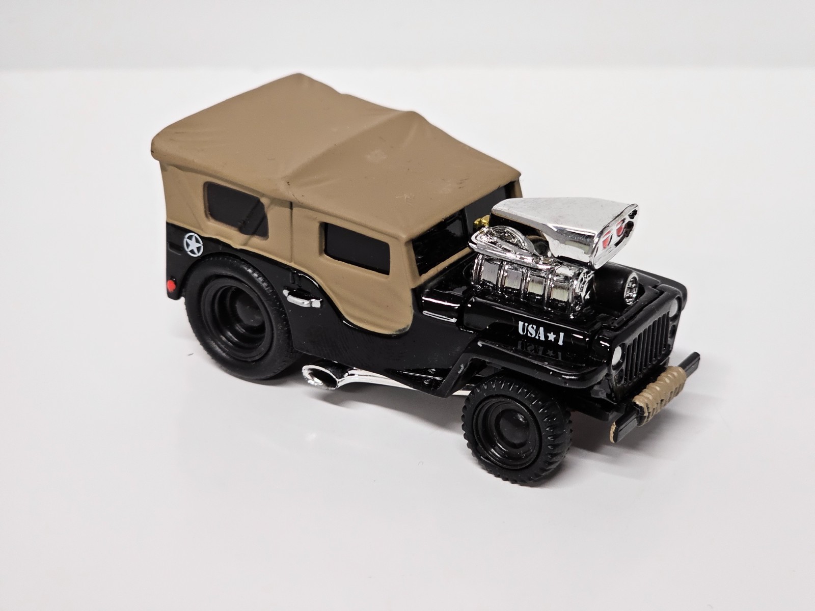 Muscle Machines Jeep Black & Tan 1/64
