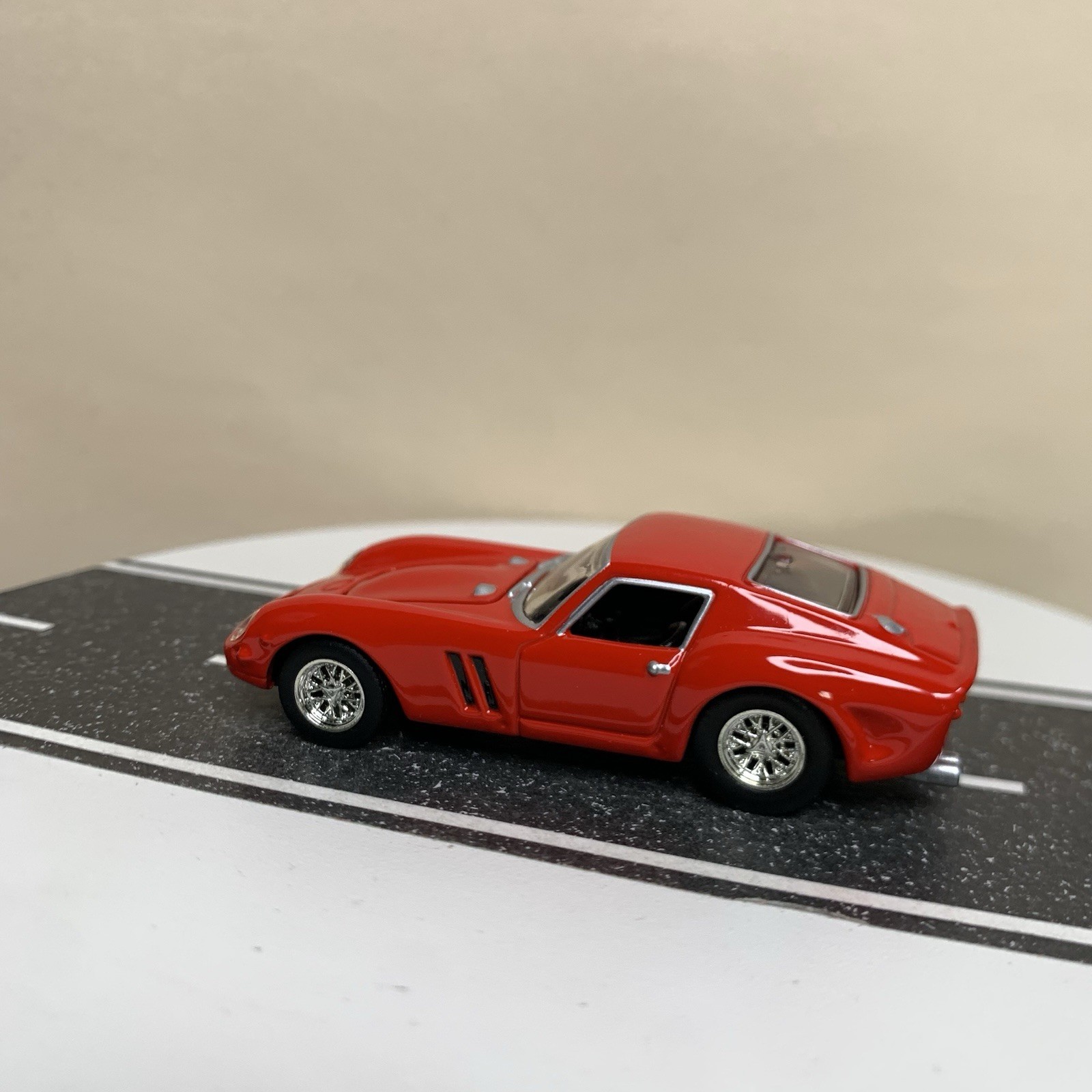 2005 Hot Wheels 100% Oil Can Showcase Series 1962 Ferrari 250 GTO Red 1:64 NM