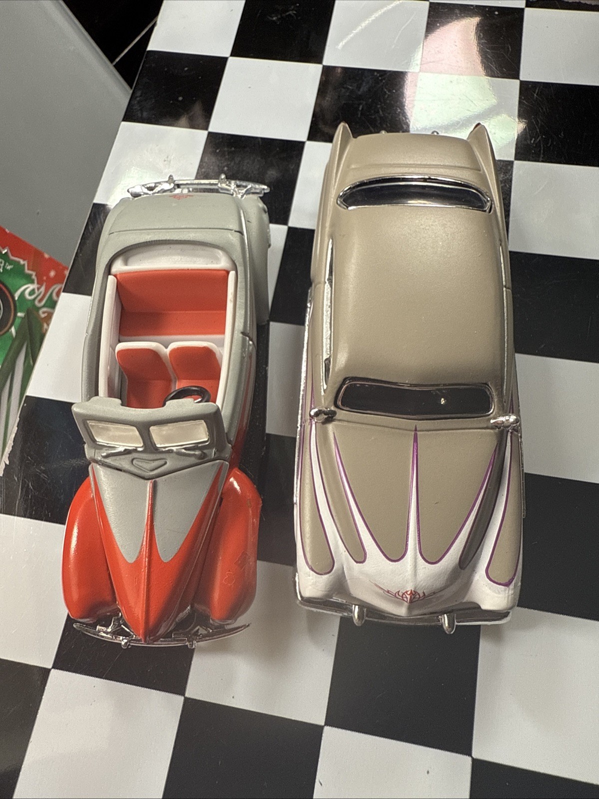 100% Hotwheels ’51 Merc & 40 Ford 🔥 Combined Shipping 🔥 Nice Display