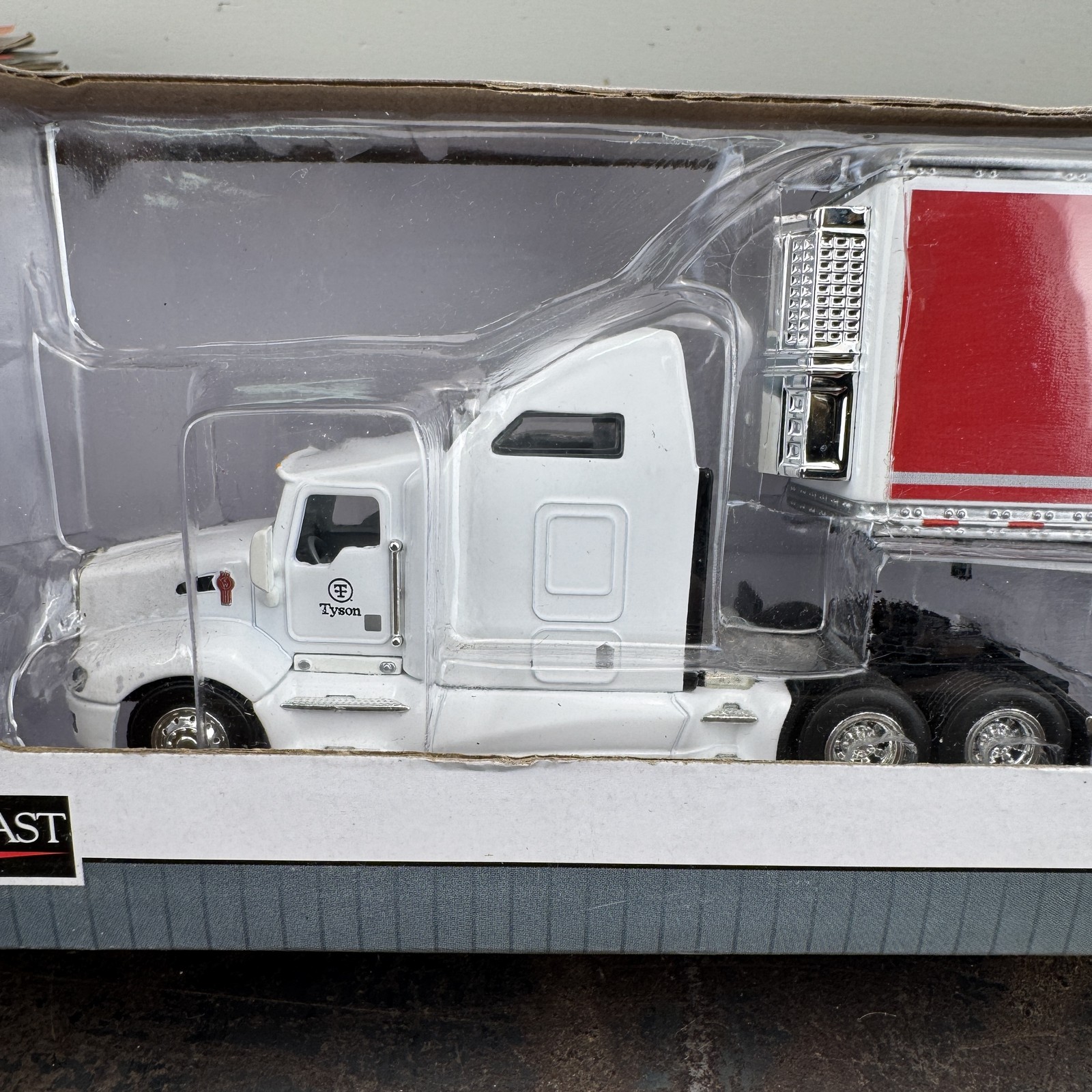 SpecCast Hillshire Farm / Tyson KENWORTH T660 & Tanker Trailer 1:64 #37089