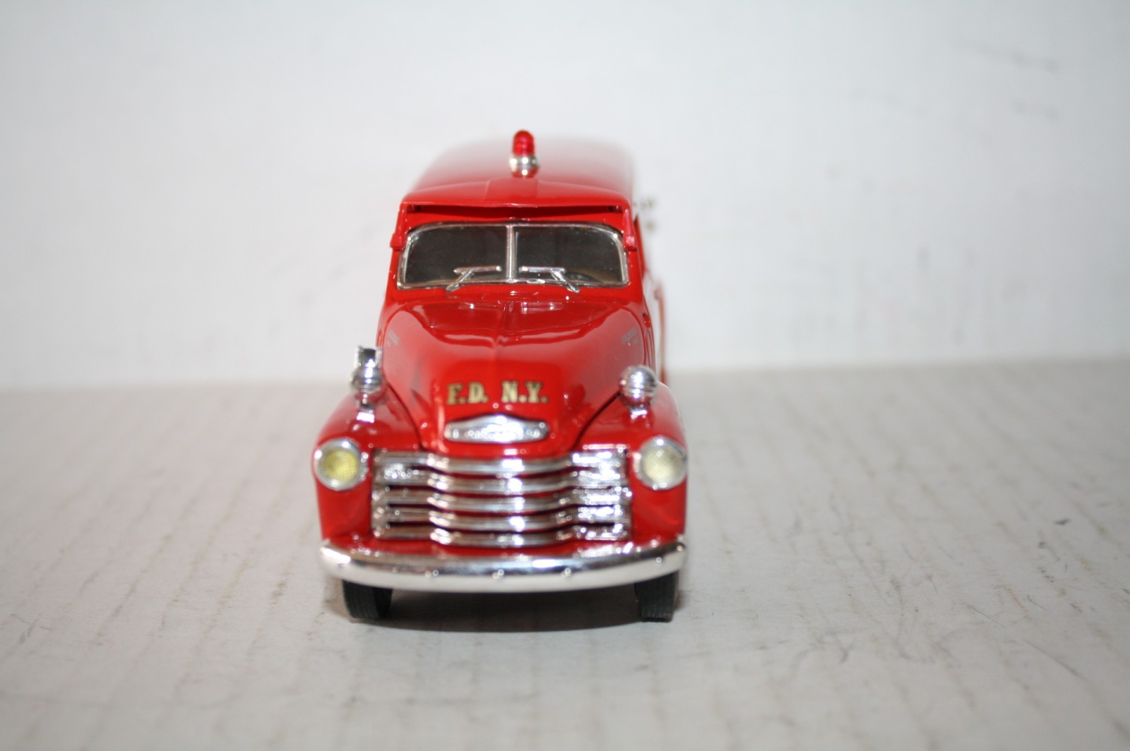 1949 CHEVY N.Y.F.D. PANEL TRUCK DIECAST-1/34-NICE-RED-BOX-1995 FIRST GEAR