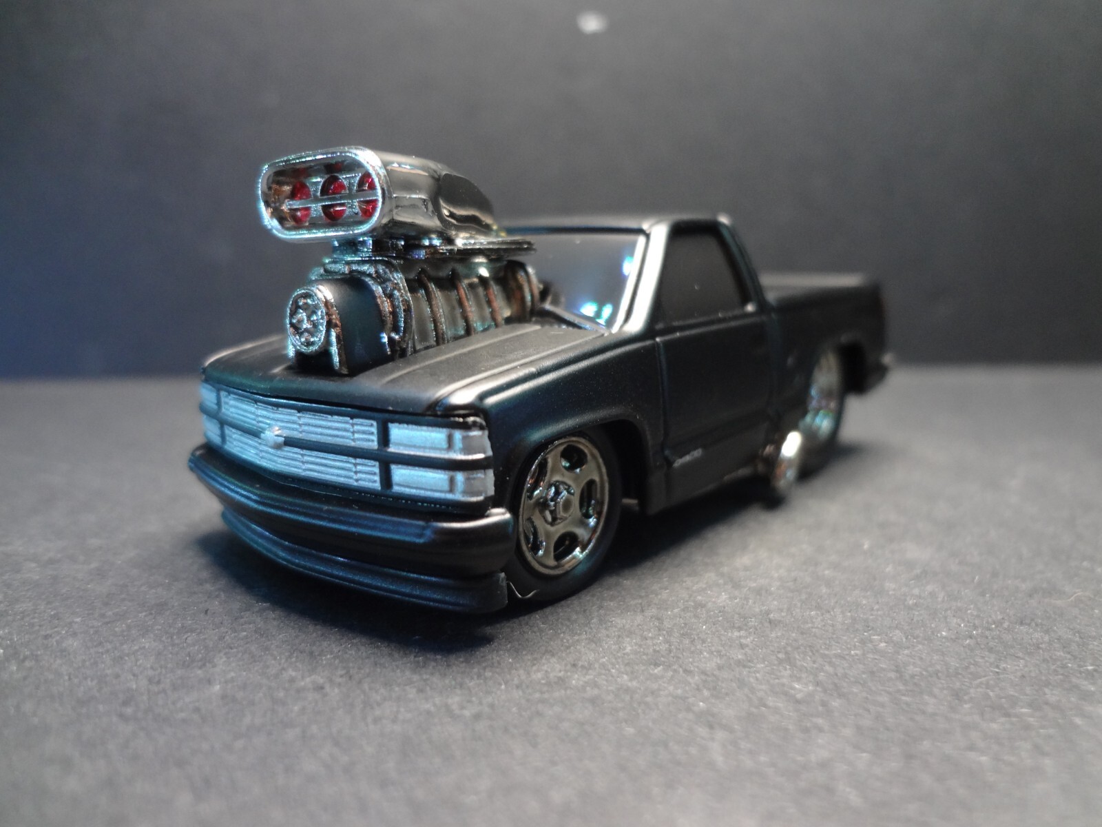 Muscle Machines 1993 Chevrolet 454 SS Pickup flat black – Loose 1:64