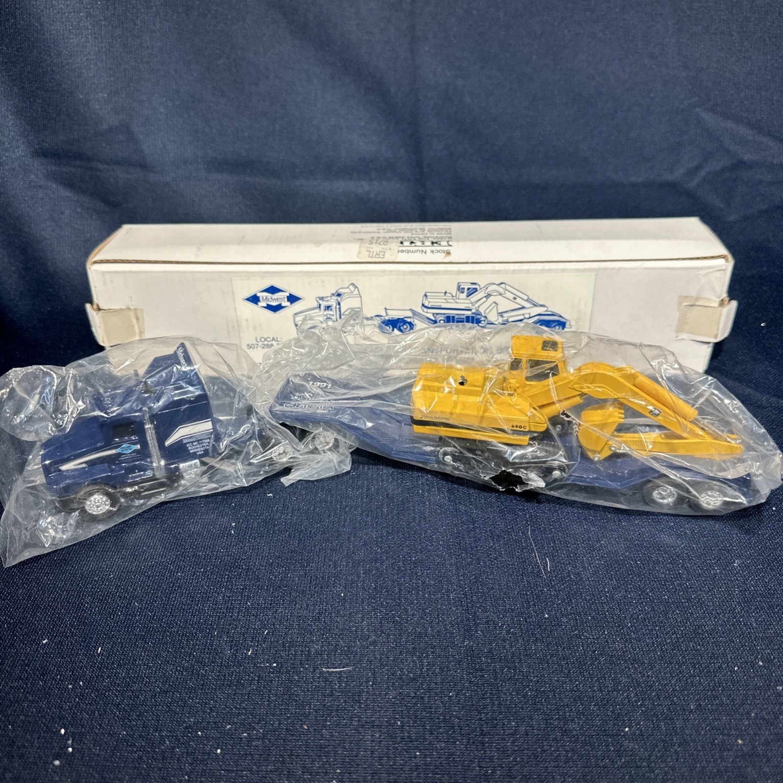 1:64 Ertl Kenworth Midwest Specialized Transportation Lowboy/John Deere 690c NIB