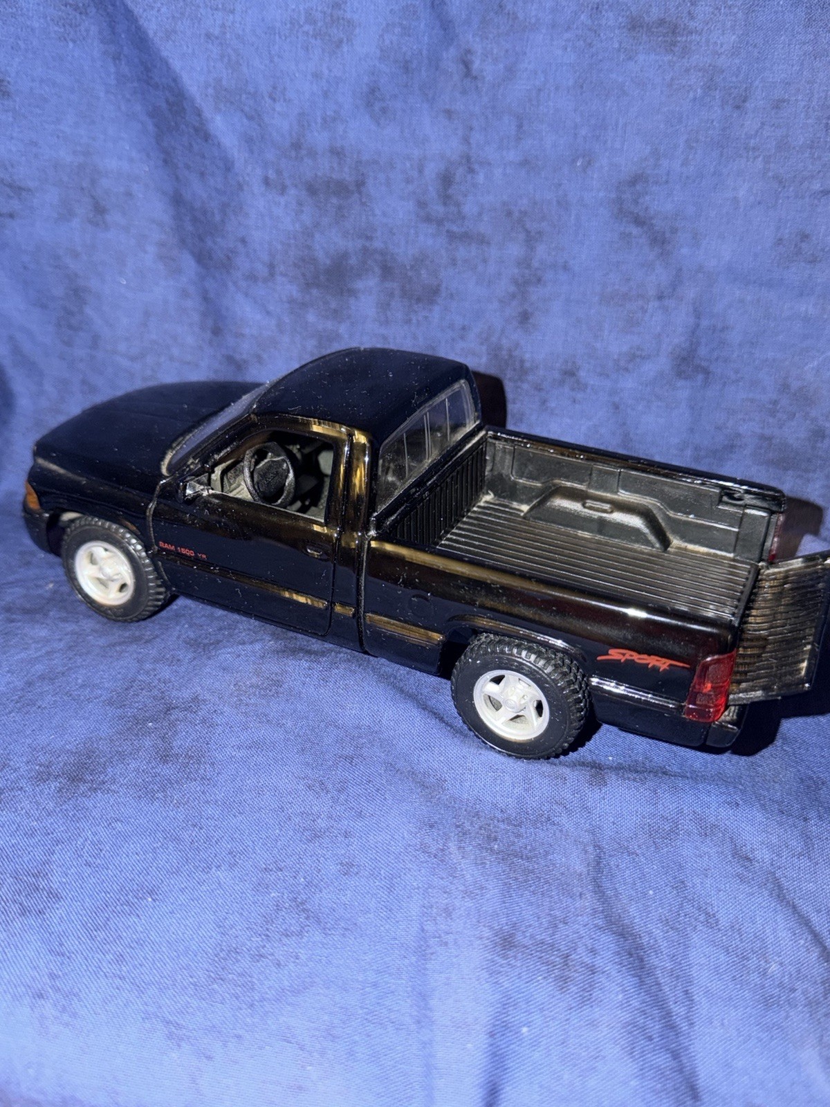 Dodge Ram 1500 V8 Sport 1/26-Black-Made by Maisto