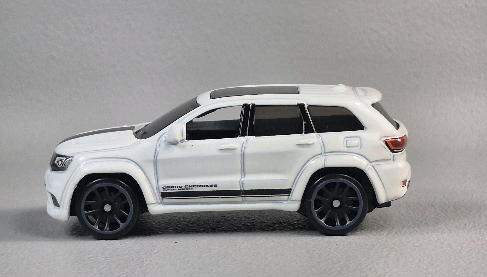 2019 JEEP GRAND CHEROKEE TRACKHAWK Diorama Collectible DieCast Model 1:64 LOOSE