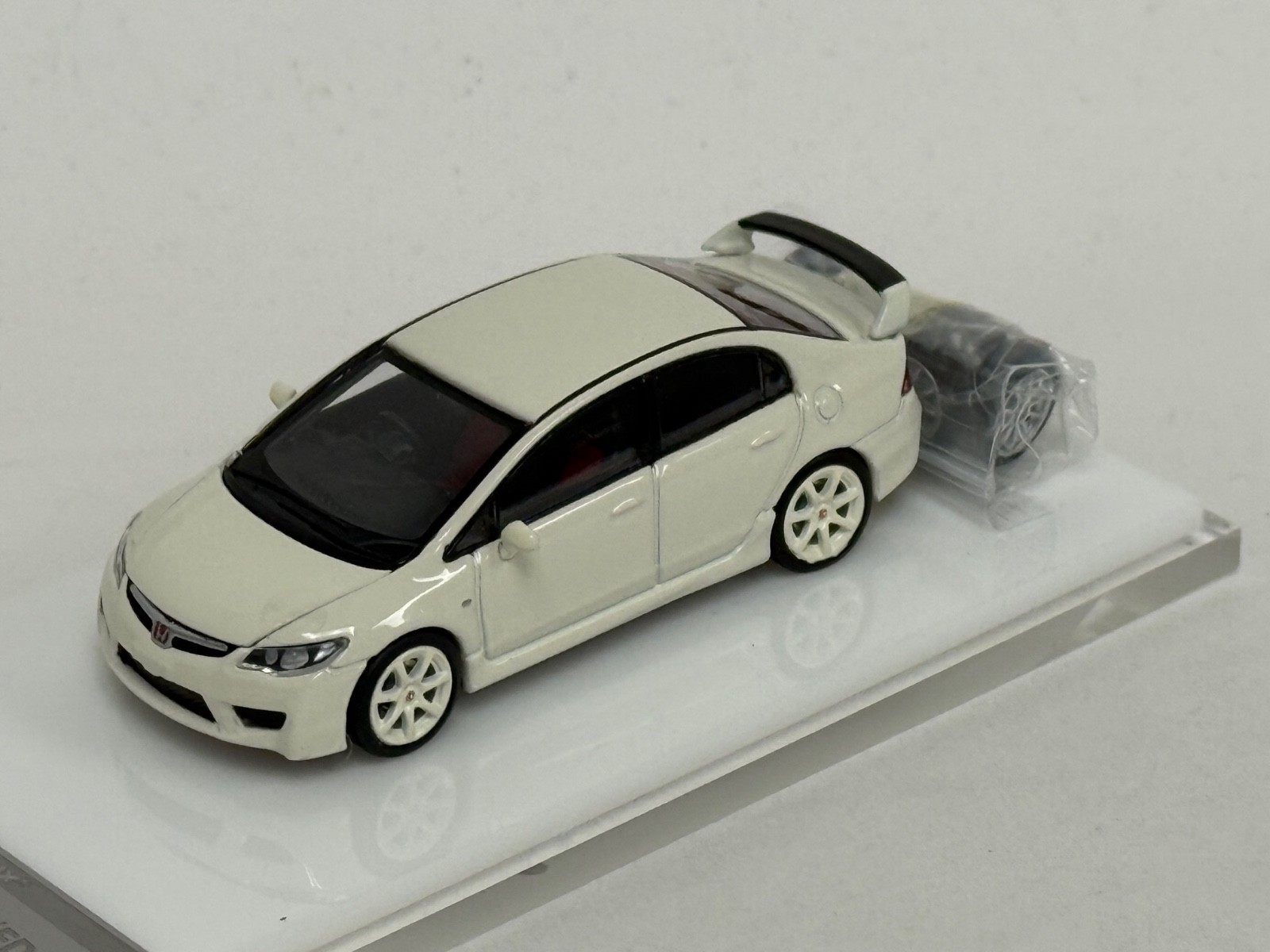 1/64 Motorhelix Honda Civic Type R ( FD2 ) in Championship White MIX 2