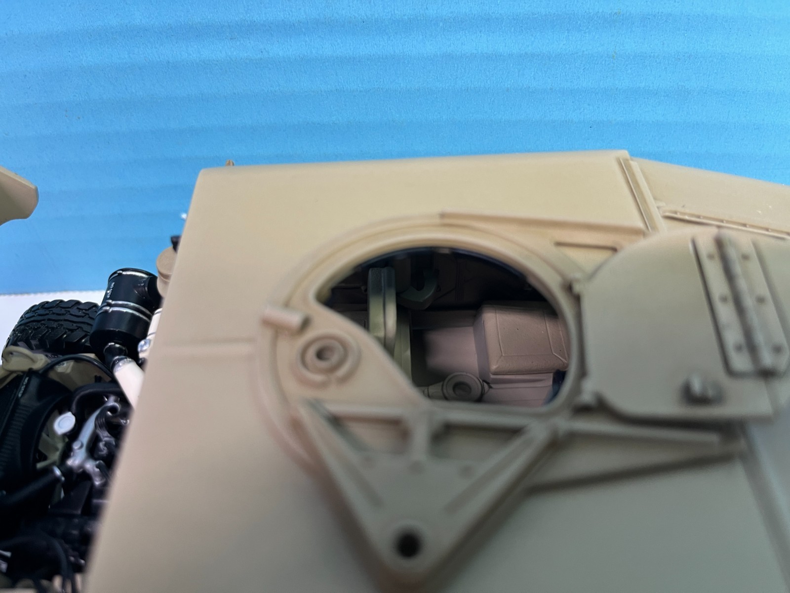 1/24 MILITARY AM GENERAL HUMVEE DESERT CAMO BEIGE BOXES & PAPERWORK READ CO