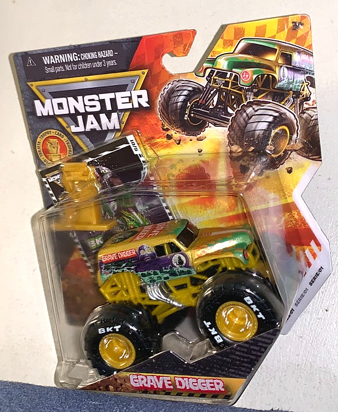 SPIN MASTER 2026 DIECAST MONSTER JAM GOLD TROPHY CARD SERIES #01 4 TRUCK SET NEW