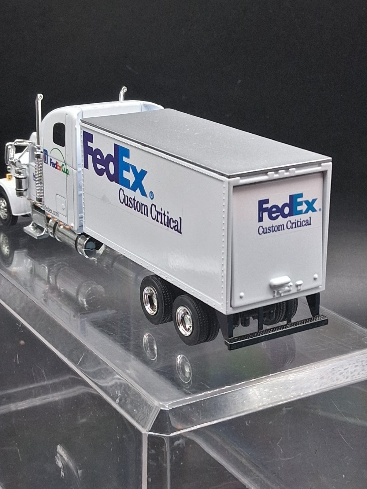 SpecCast 1:64 Freightliner Classic Diecast Fedex Box/Moving Truck Box Van W/Case